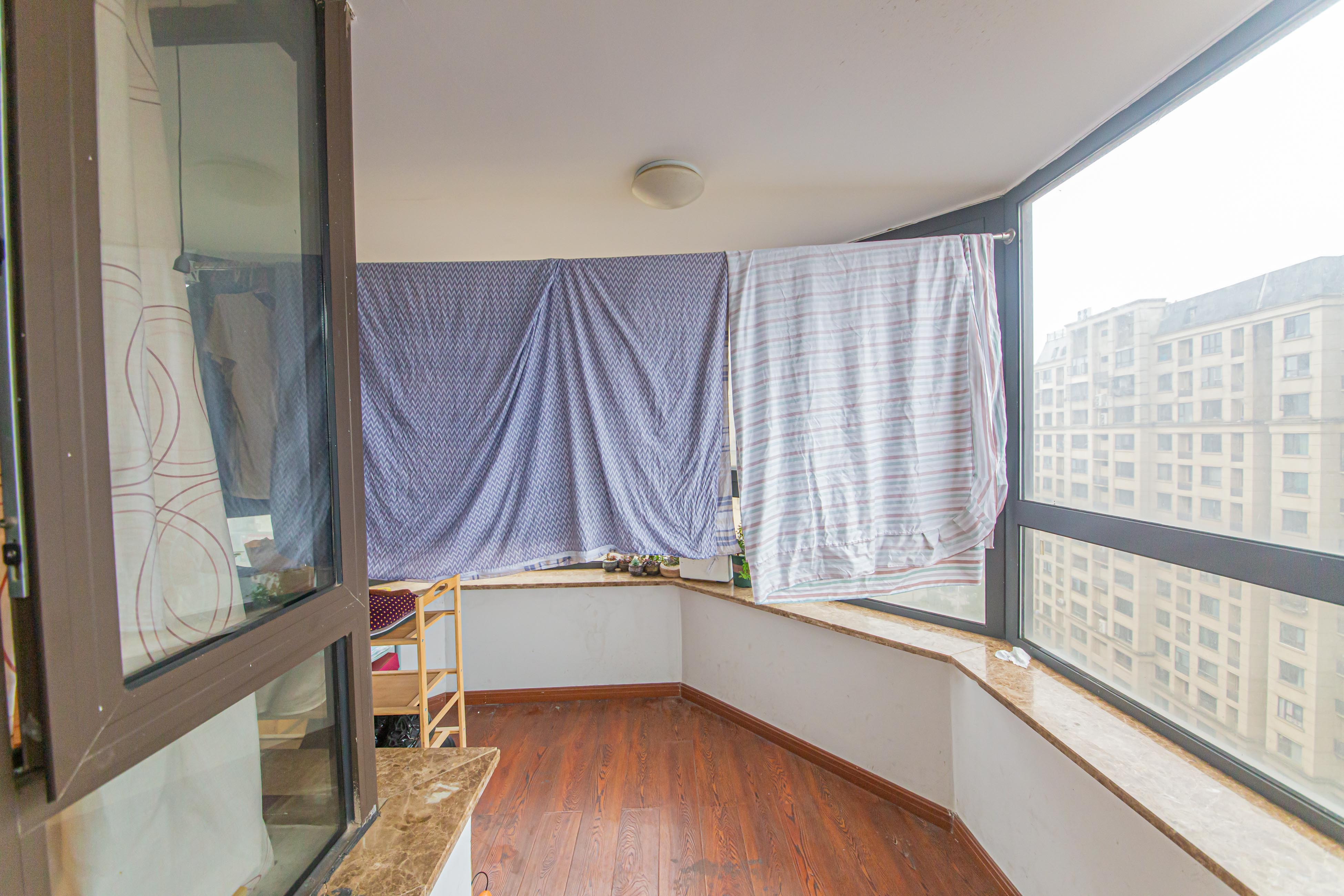 北辰中央公园A区  4室2厅1卫    140.0万阳台