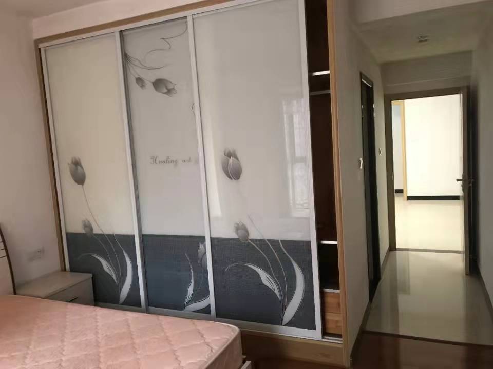 泓泽星城  3室2厅2卫    85.0万 泓泽星城  3室2厅2卫    85.0万客厅