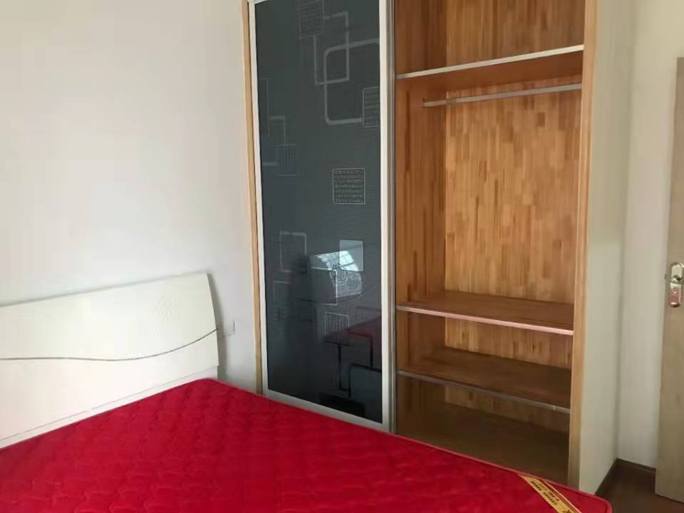 泓泽星城  3室2厅2卫    85.0万 泓泽星城  3室2厅2卫    85.0万客厅