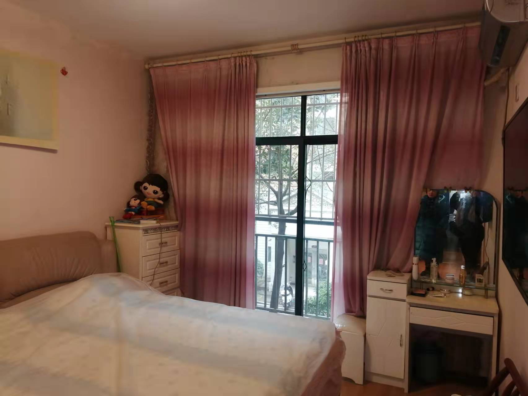 东方明园 3室2厅2卫 75.0万 东方明园 3室2厅2卫 75.0万客厅