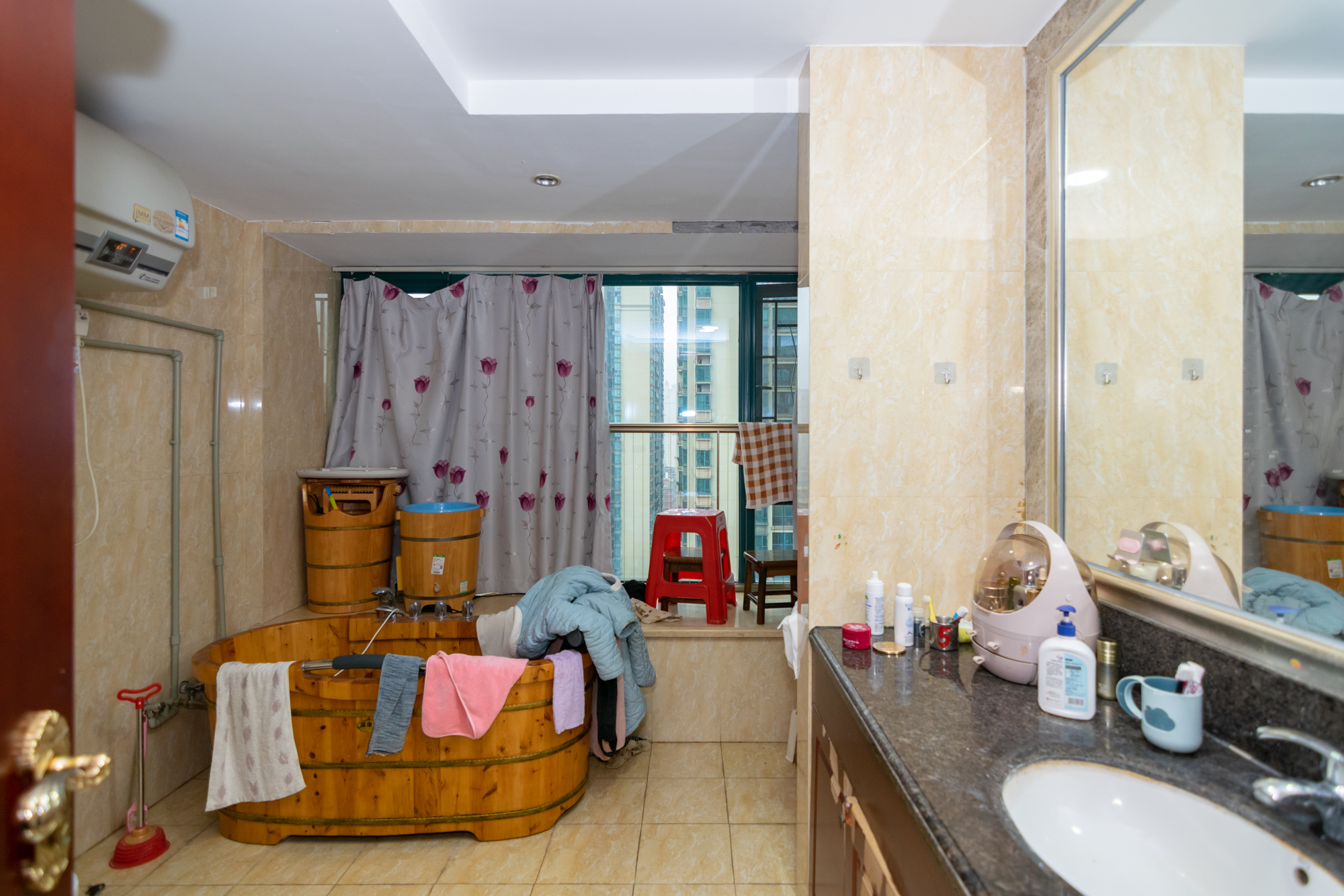 恒大名都 4室2厅4卫 262.0万 恒大名都 4室2厅4卫 262.0万卫生间