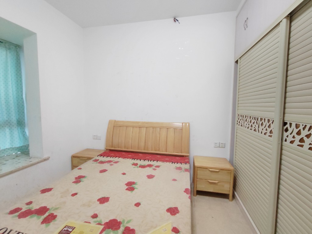 龙腾国际 3室2厅2卫 82.8万 龙腾国际 3室2厅2卫 82.8万客厅