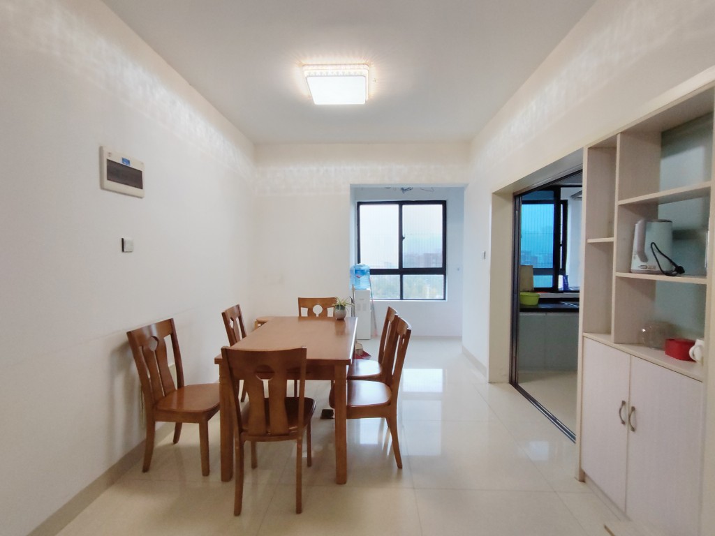 龙腾国际 3室2厅2卫 82.8万 龙腾国际 3室2厅2卫 82.8万客厅