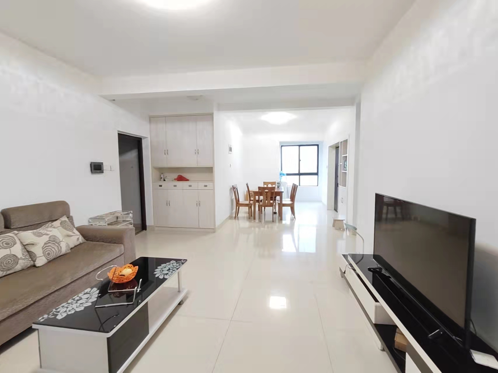 龙腾国际 3室2厅2卫 82.8万 龙腾国际 3室2厅2卫 82.8万客厅