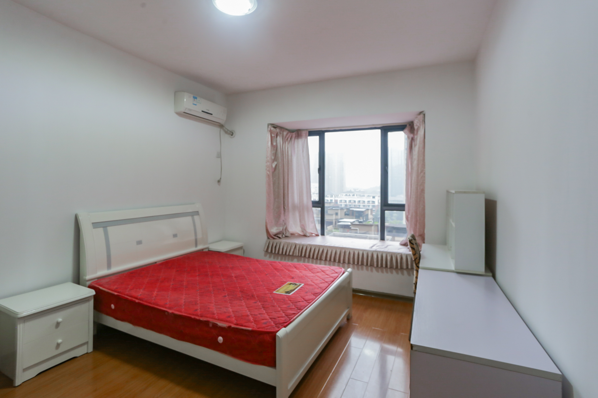 钰龙天下一期  3室2厅1卫    248.0万卧室