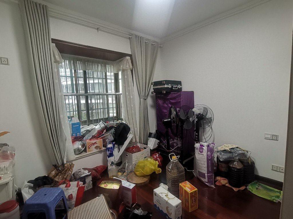 天鹅花园 4室2厅2卫 75.0万 天鹅花园 4室2厅2卫 75.0万客厅