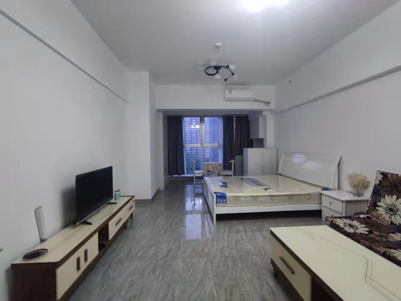 雄森国际  1室1厅1卫    1600.0元/月 雄森国际  1室1厅1卫    1600.0元/月室内图