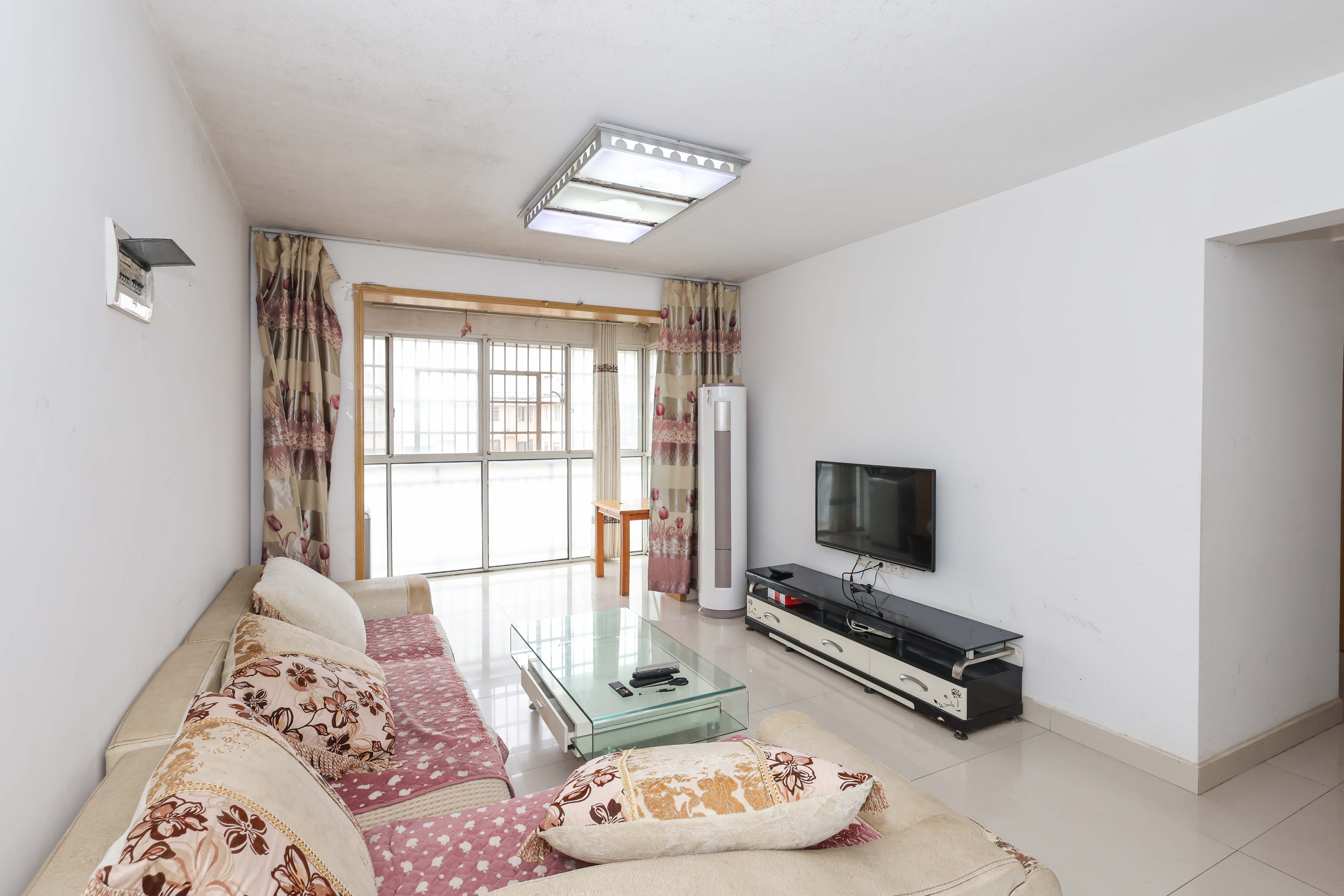 麓谷锦和园 3室2厅1卫 92.0万 麓谷锦和园 3室2厅1卫 92.0万客厅