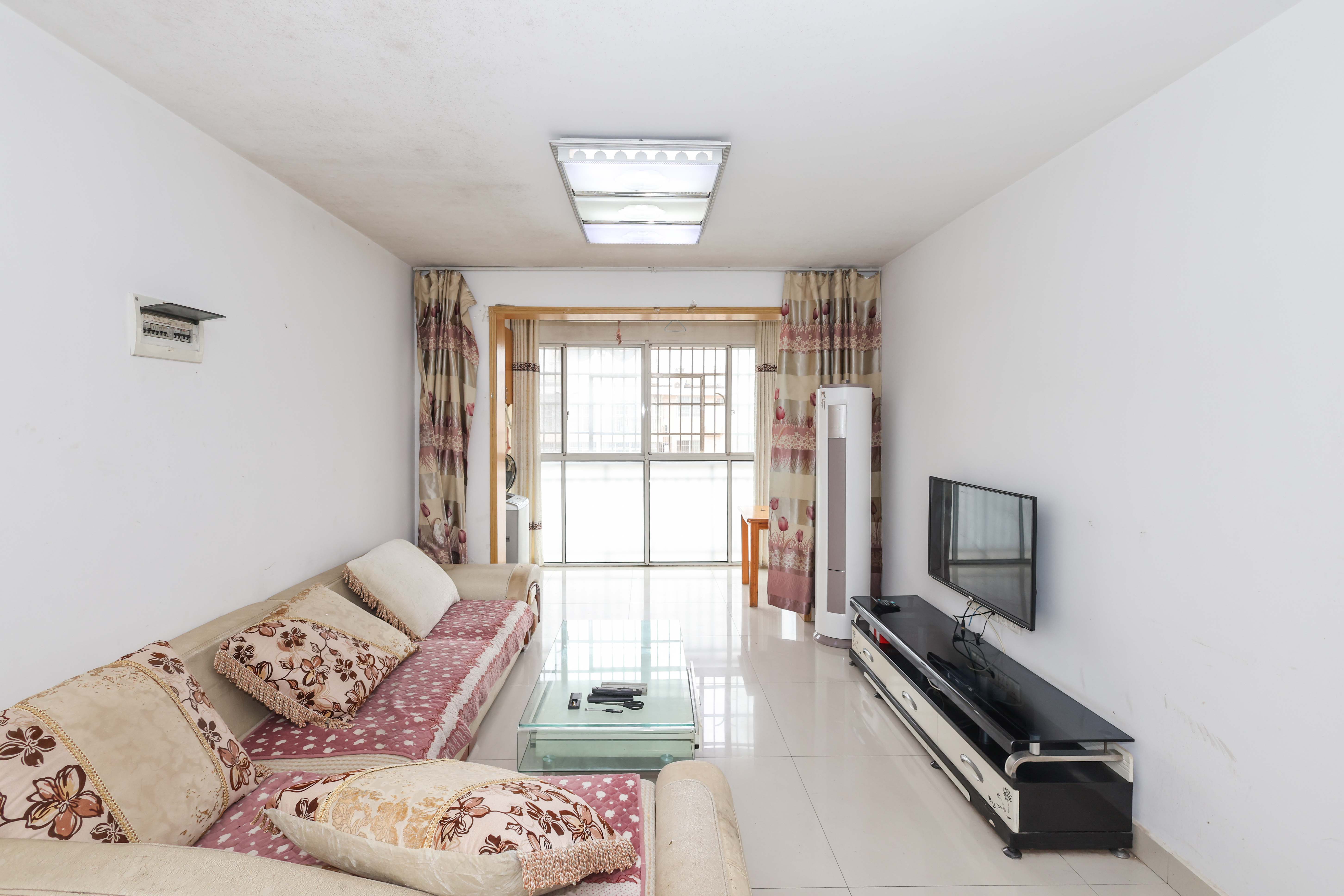 麓谷锦和园 3室2厅1卫 92.0万 麓谷锦和园 3室2厅1卫 92.0万客厅