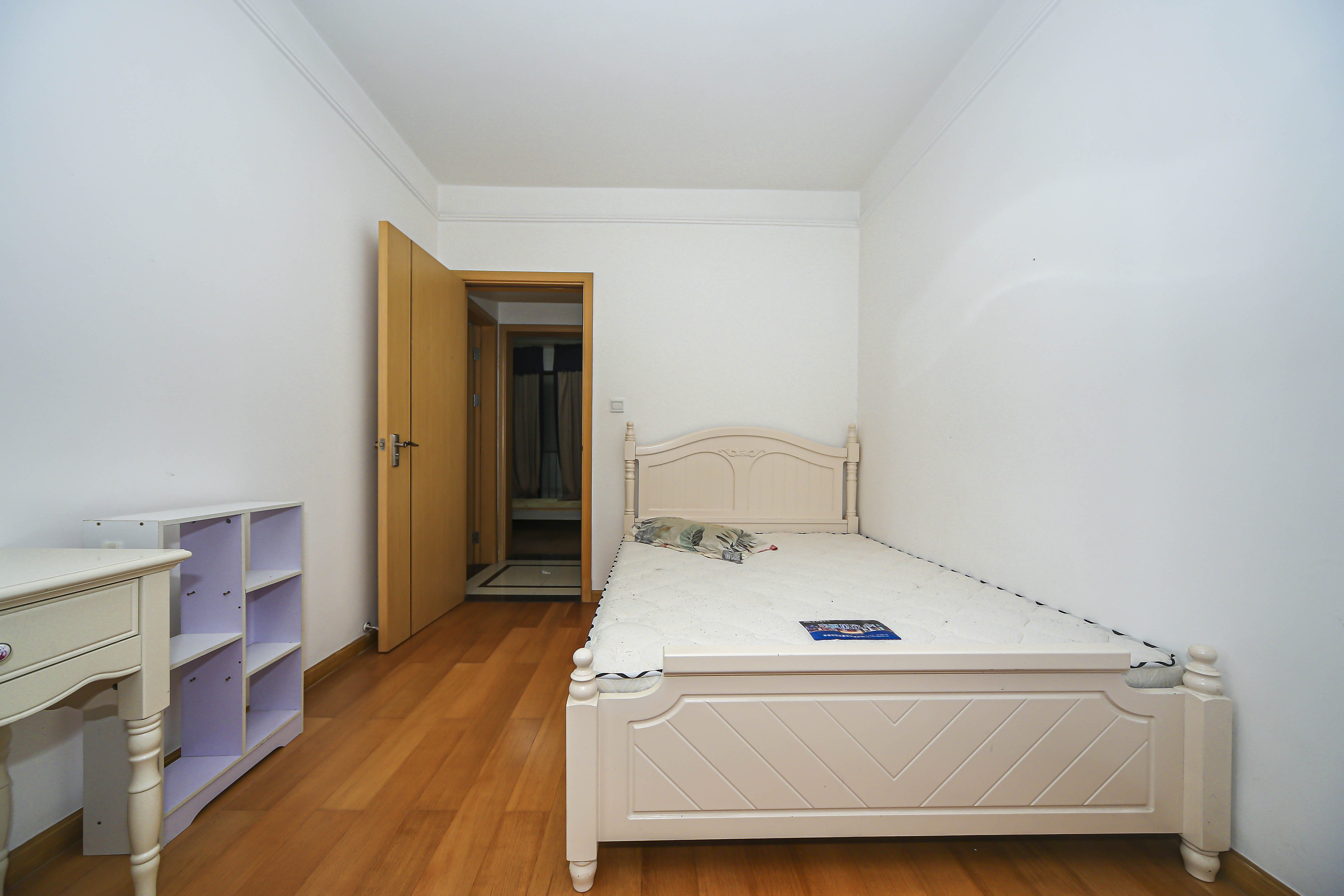 中海国际三期  3室2厅1卫    112.0万卧室