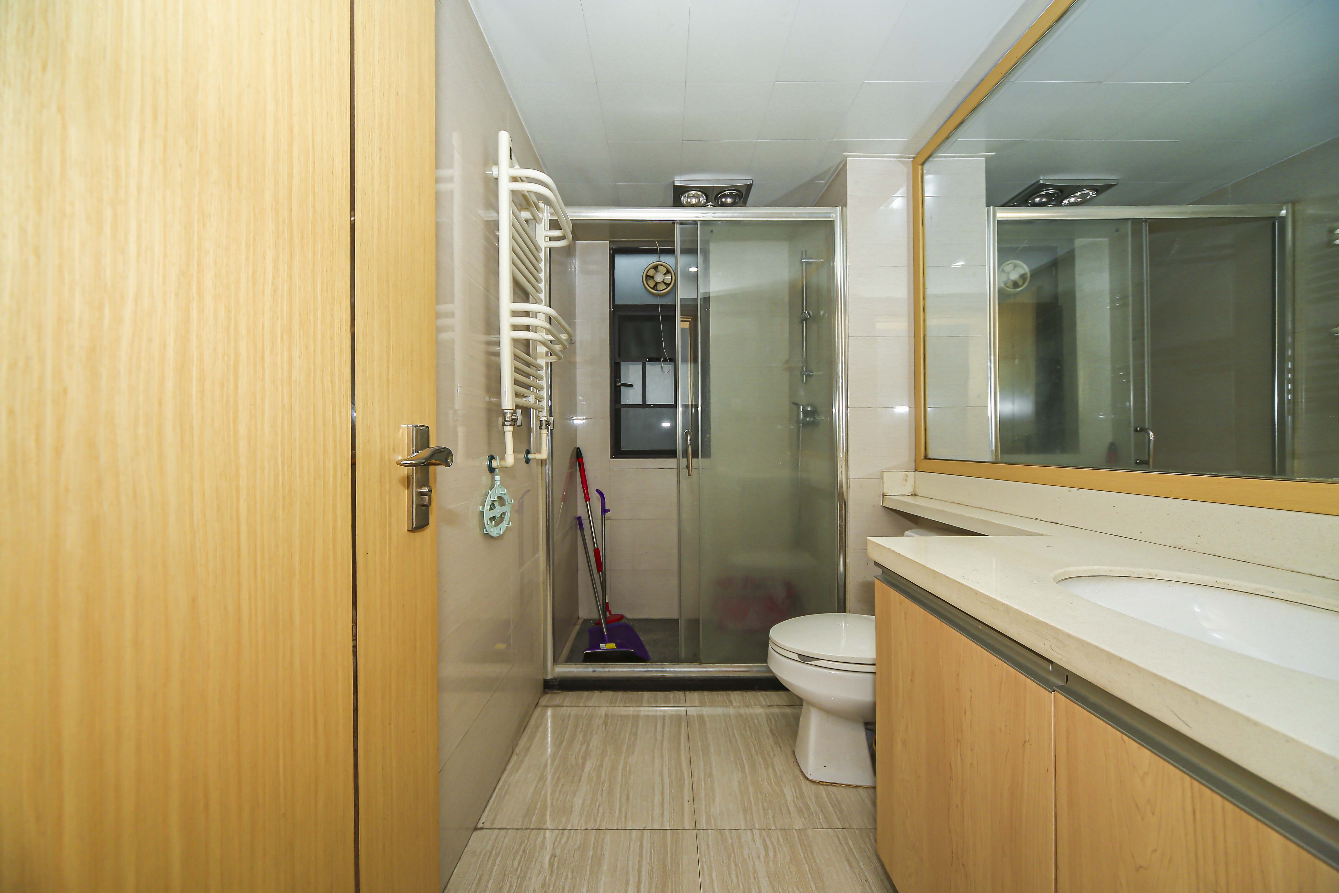 中海国际三期  3室2厅1卫    112.0万卫生间