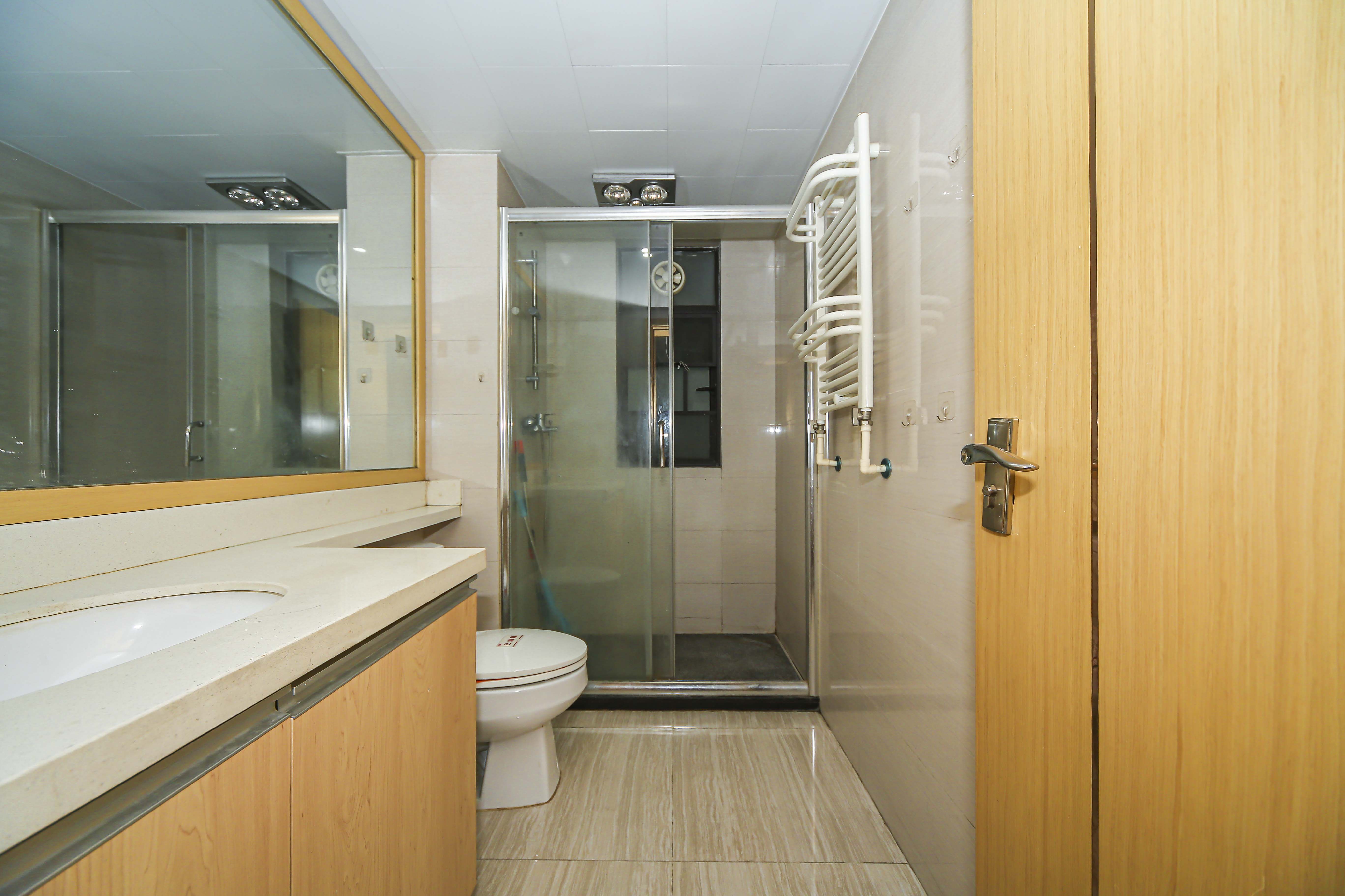 中海国际三期  3室2厅1卫    112.0万卫生间