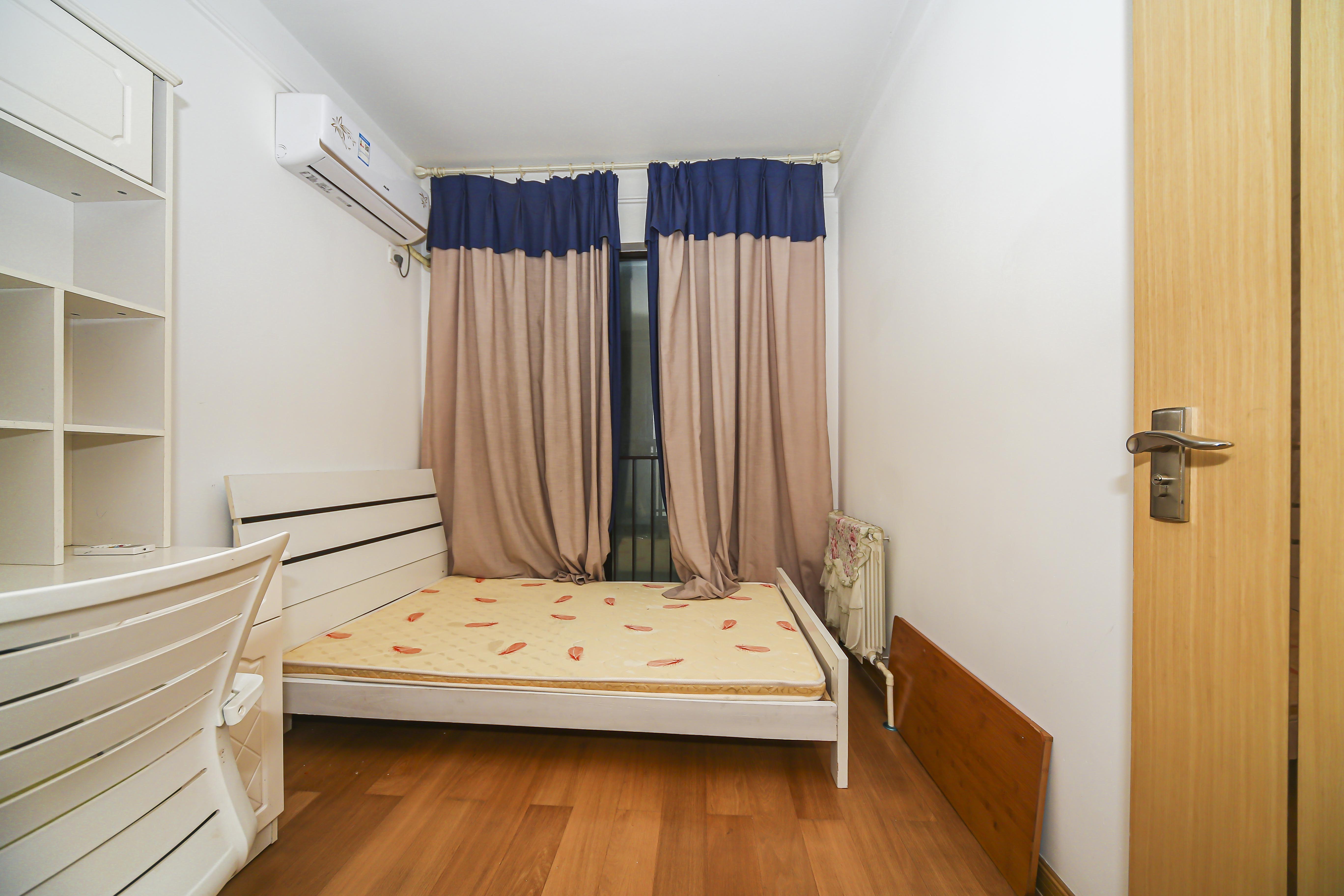 中海国际三期  3室2厅1卫    112.0万卧室