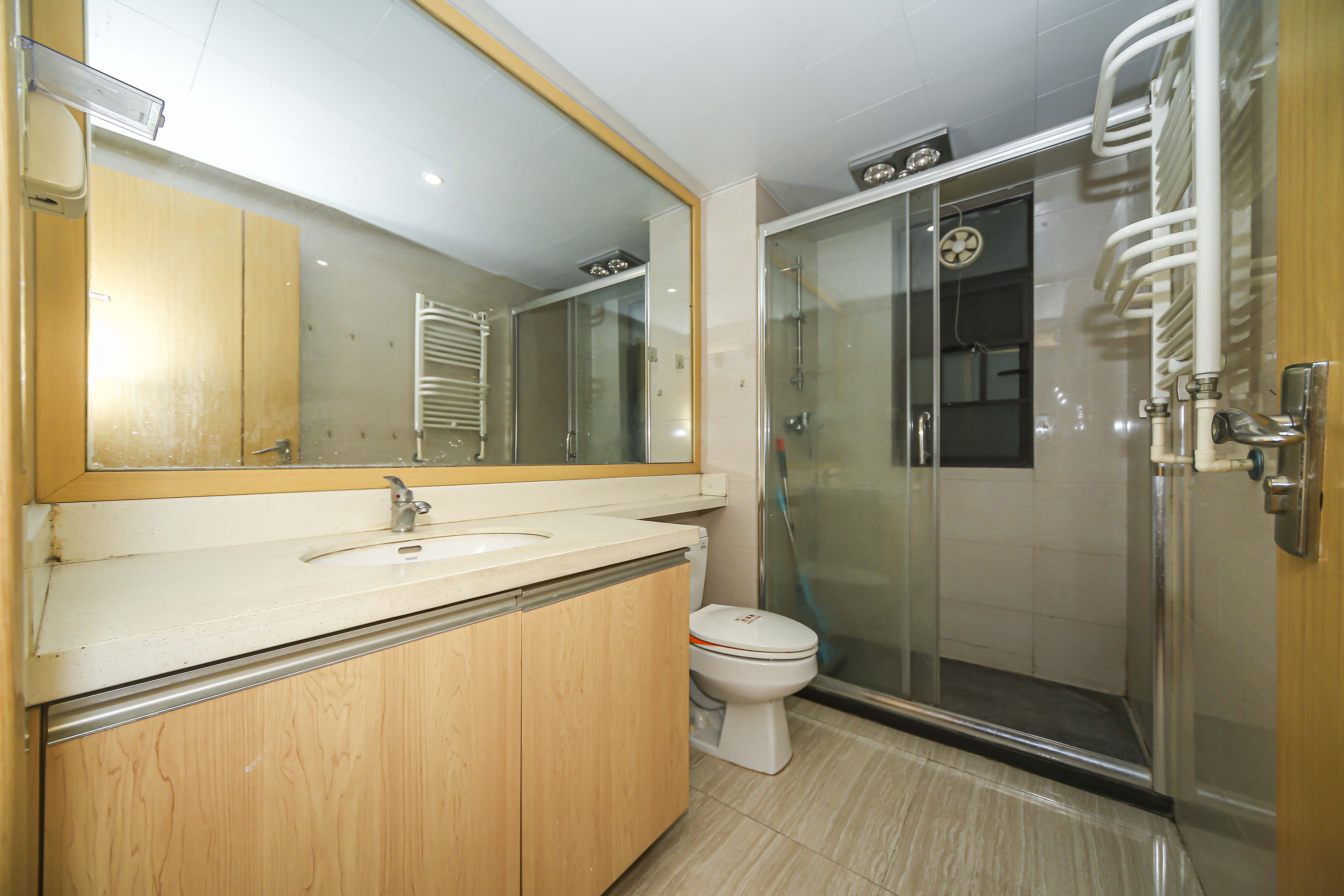 中海国际三期  3室2厅1卫    112.0万卫生间