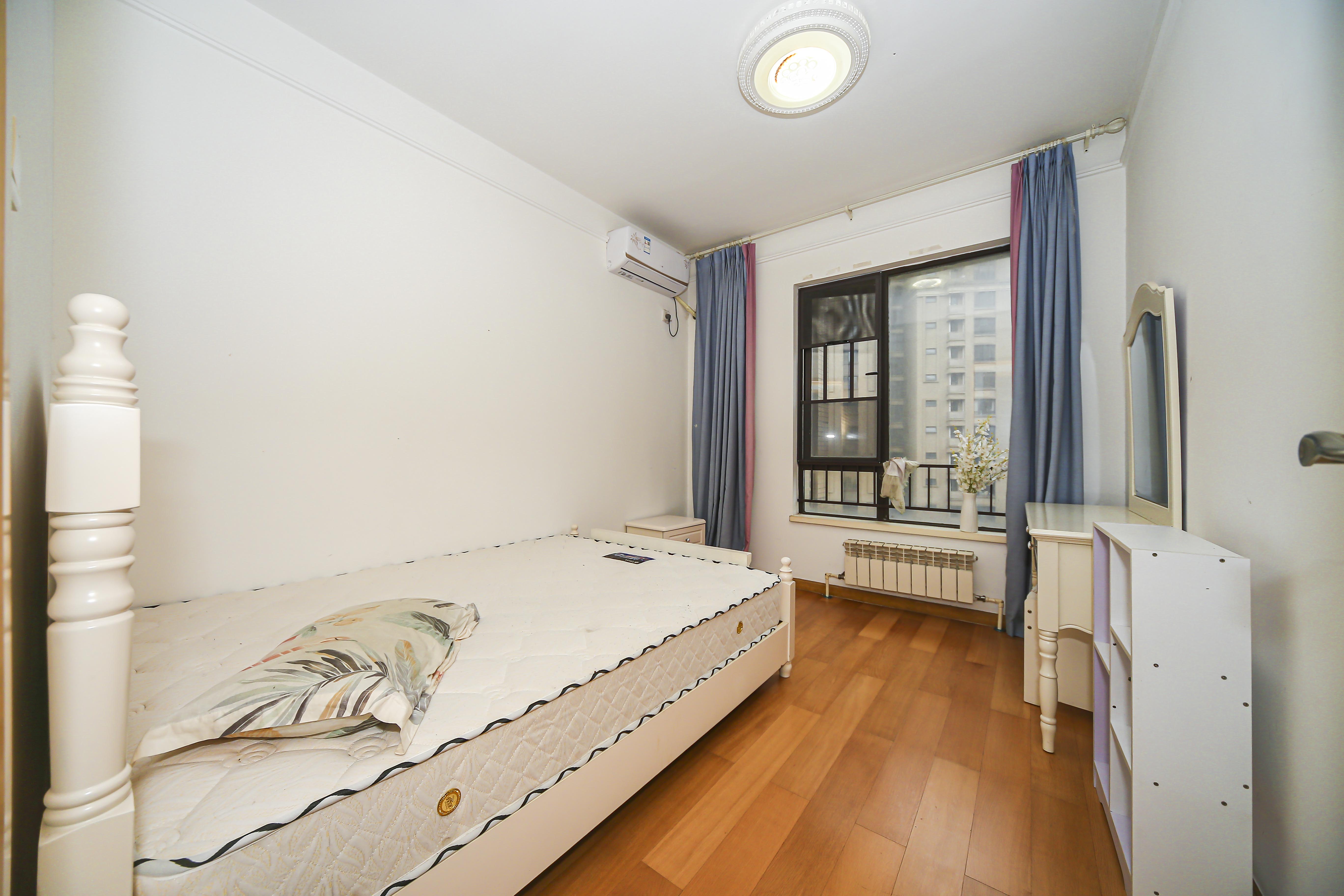 中海国际三期  3室2厅1卫    112.0万卧室