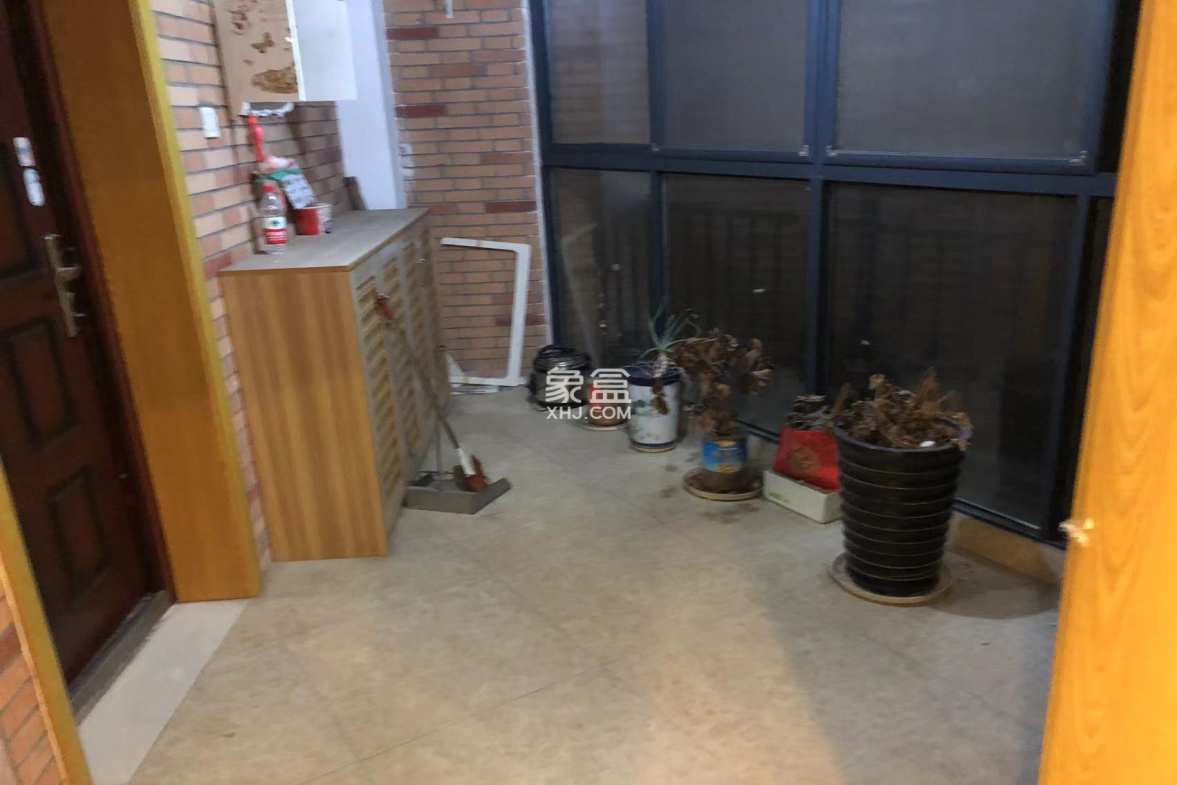 桂花名城  3室2厅1卫    70.0万 桂花名城  3室2厅1卫    70.0万客厅