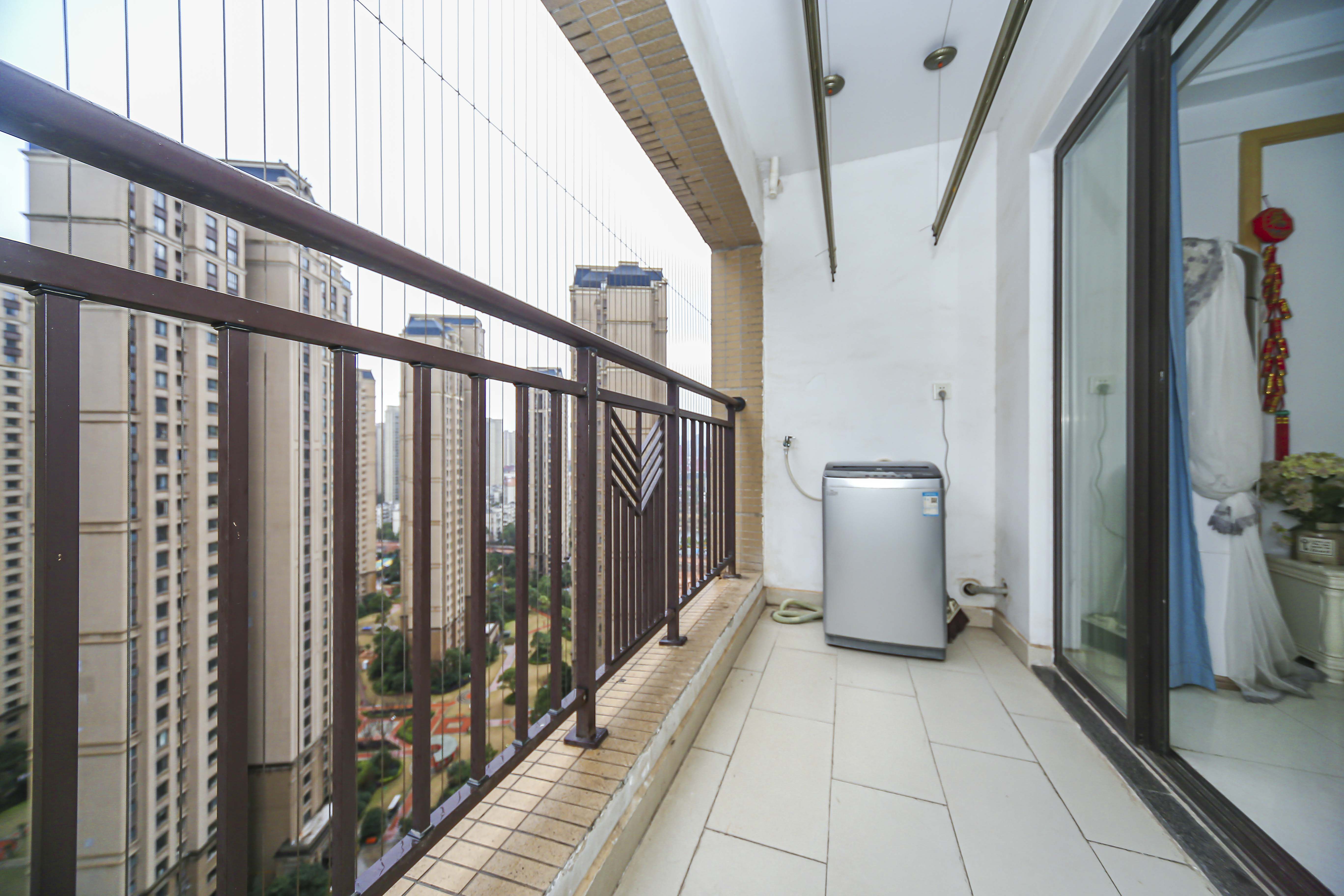 中海国际三期  3室2厅1卫    112.0万阳台