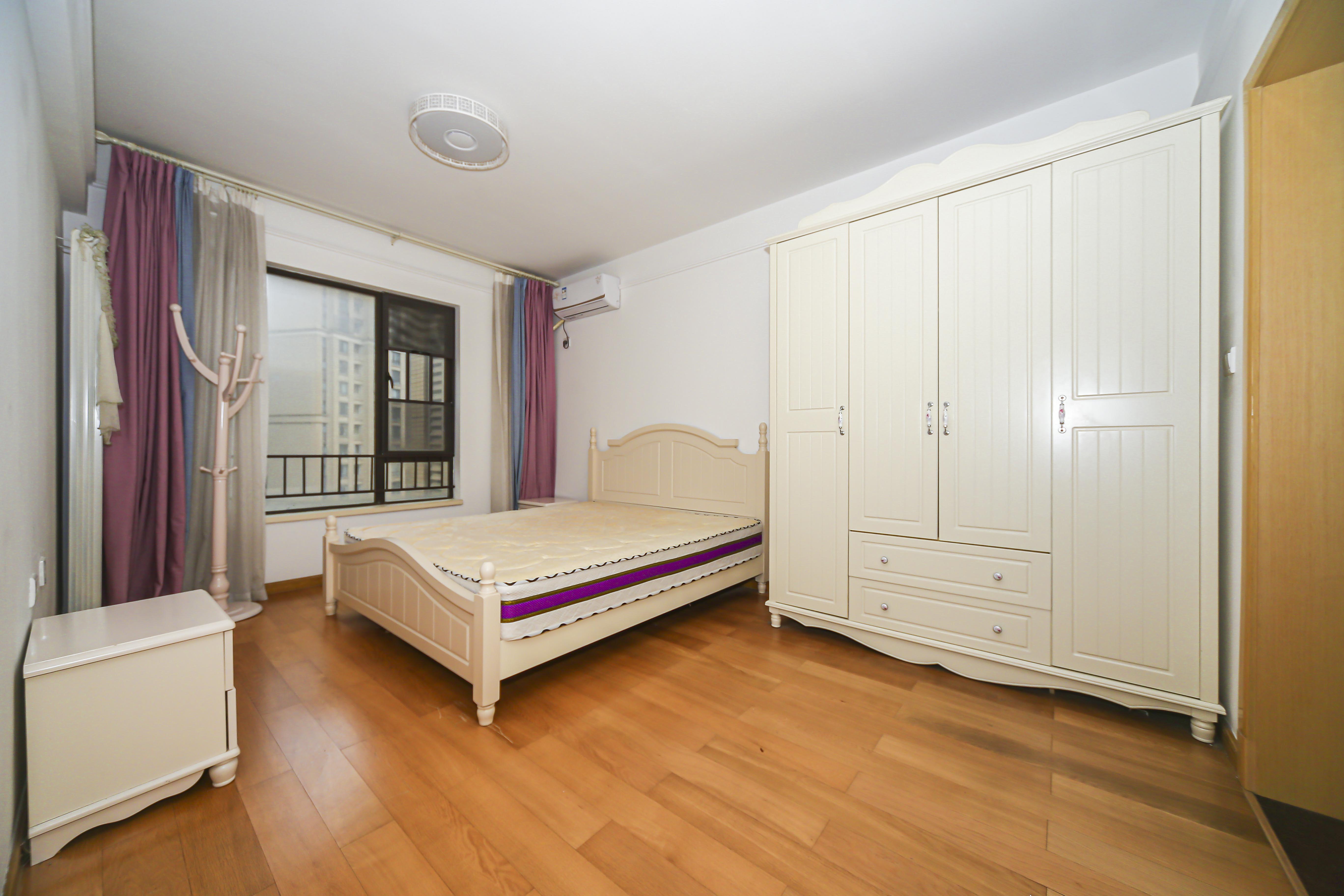 中海国际三期  3室2厅1卫    112.0万卧室