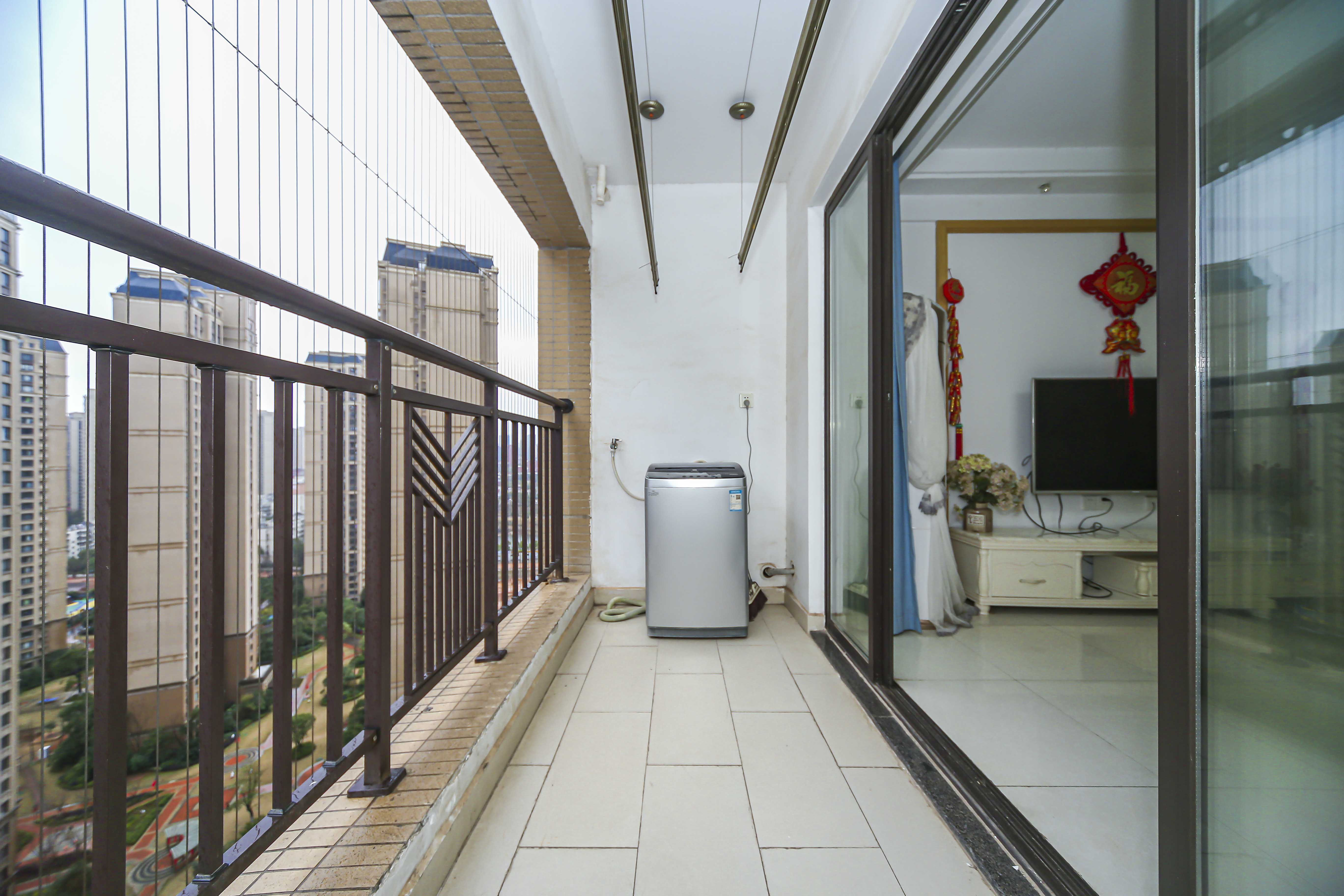 中海国际三期  3室2厅1卫    112.0万阳台