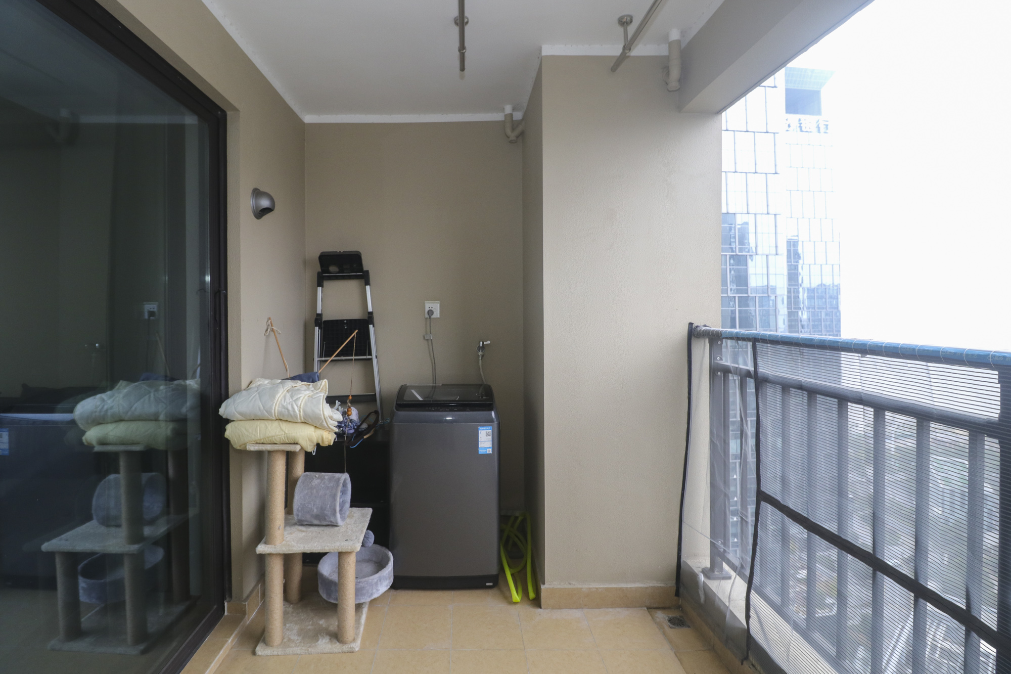 万科里金域滨江  3室2厅1卫    205.0万阳台