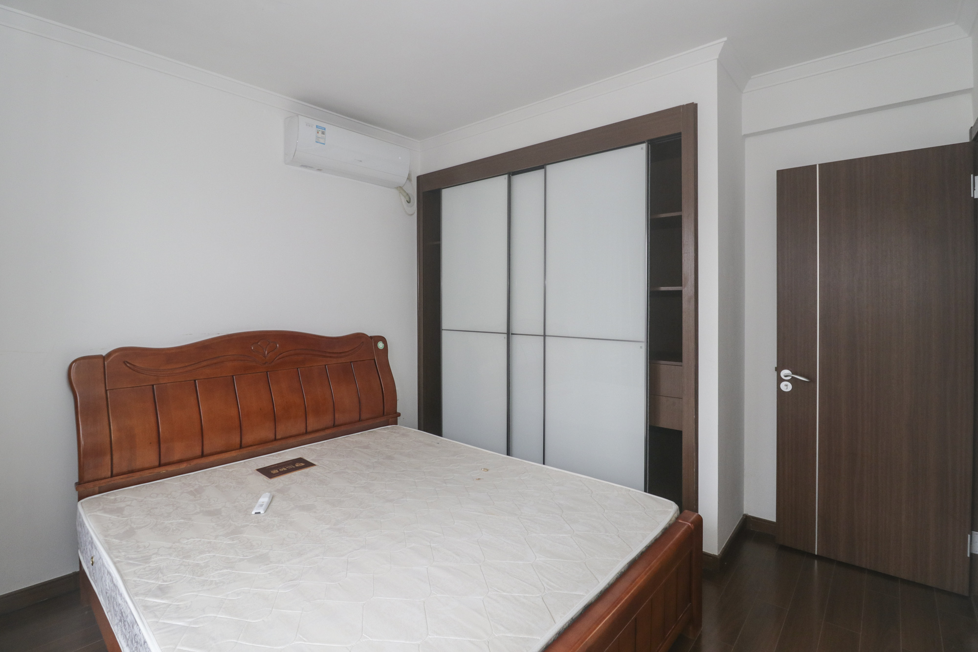 万科里金域滨江  3室2厅1卫    205.0万卧室