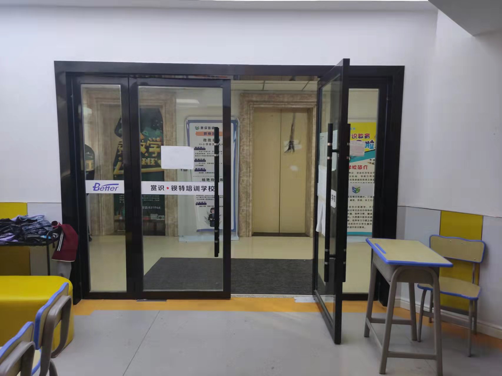 九圆大厦  2室1厅1卫    34.0万 九圆大厦  2室1厅1卫    34.0万客厅