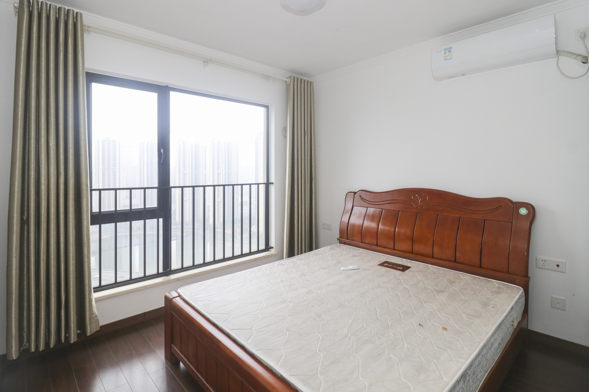 万科里金域滨江  3室2厅1卫    205.0万卧室