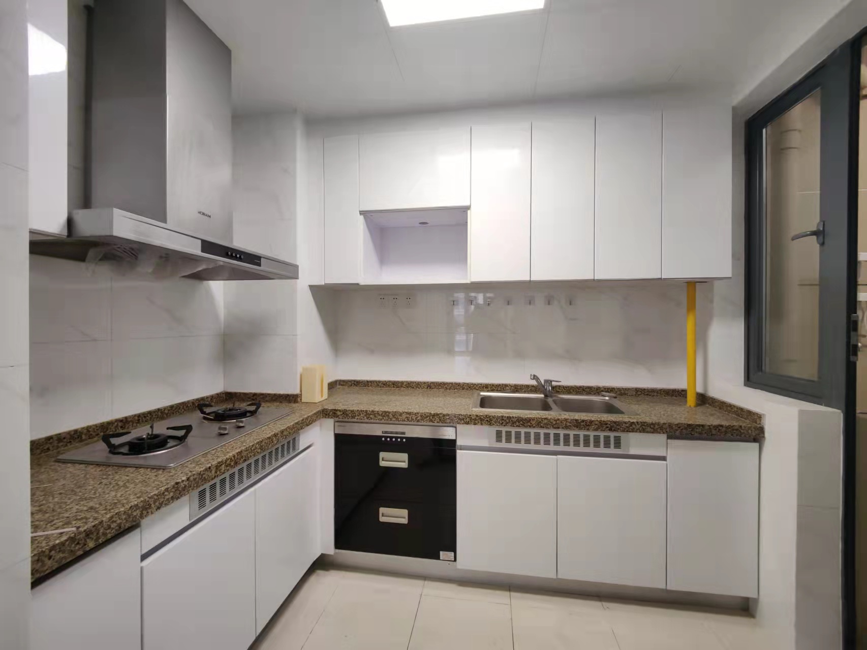 恒大华府 3室2厅2卫 85.8万 恒大华府 3室2厅2卫 85.8万客厅