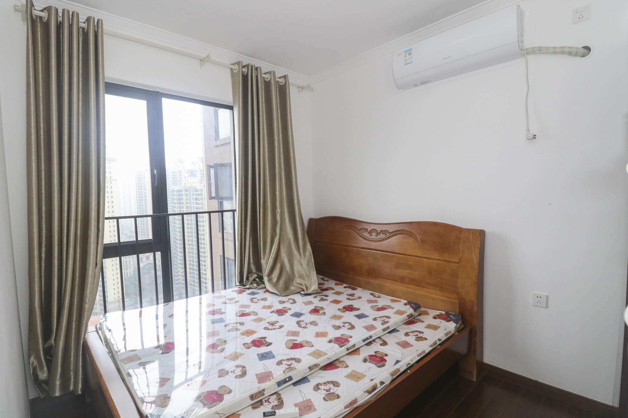 万科里金域滨江  3室2厅1卫    205.0万卧室