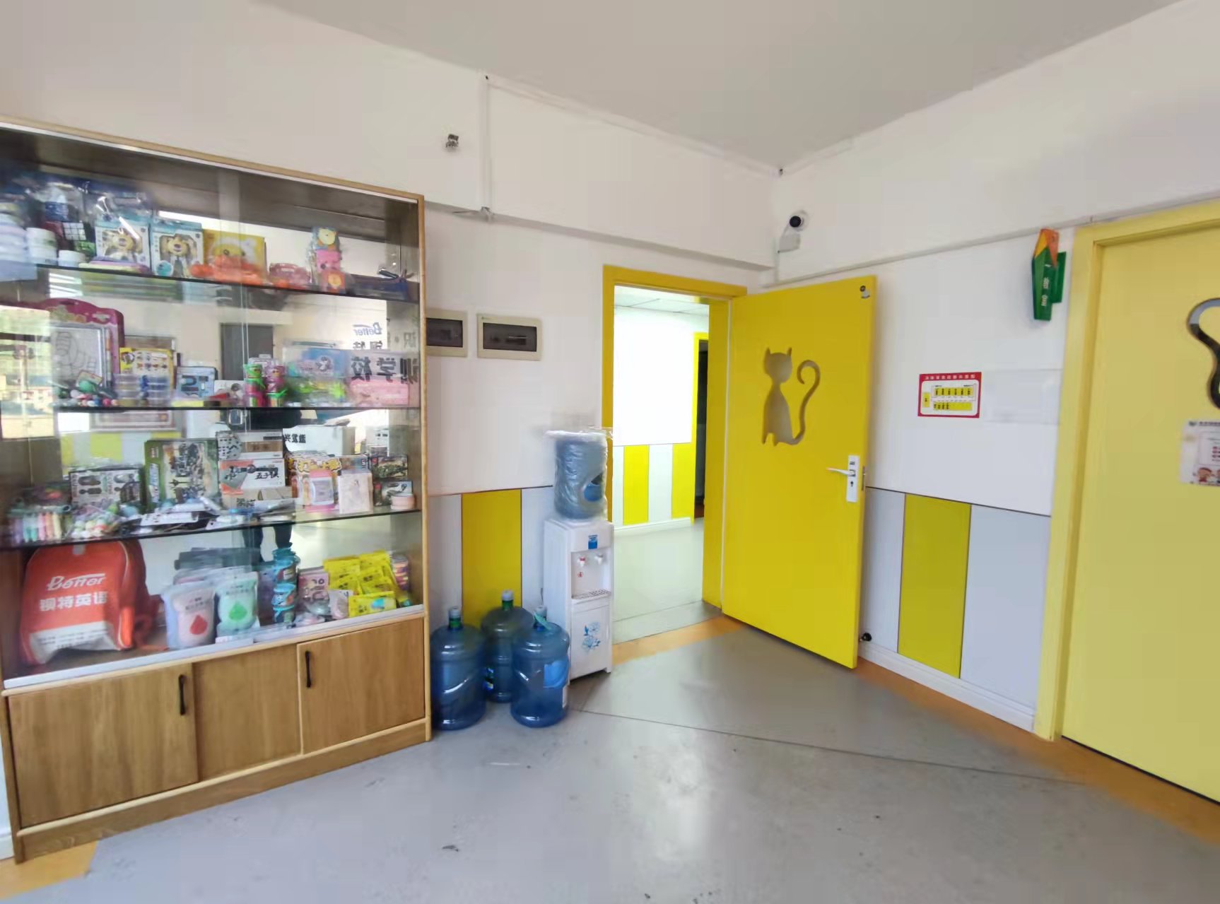 九圆大厦  2室1厅1卫    34.0万 九圆大厦  2室1厅1卫    34.0万客厅