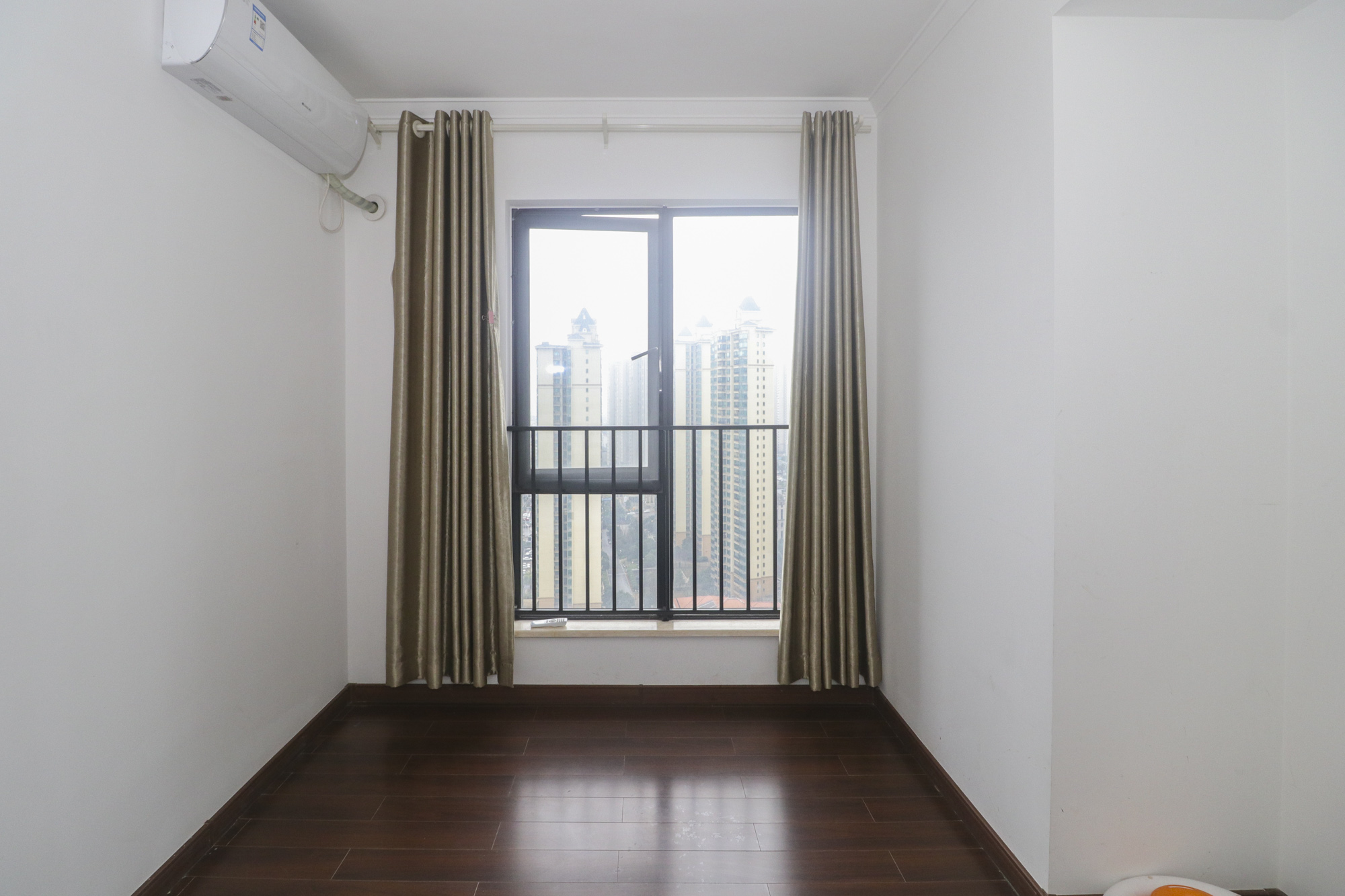 万科里金域滨江  3室2厅1卫    205.0万卧室