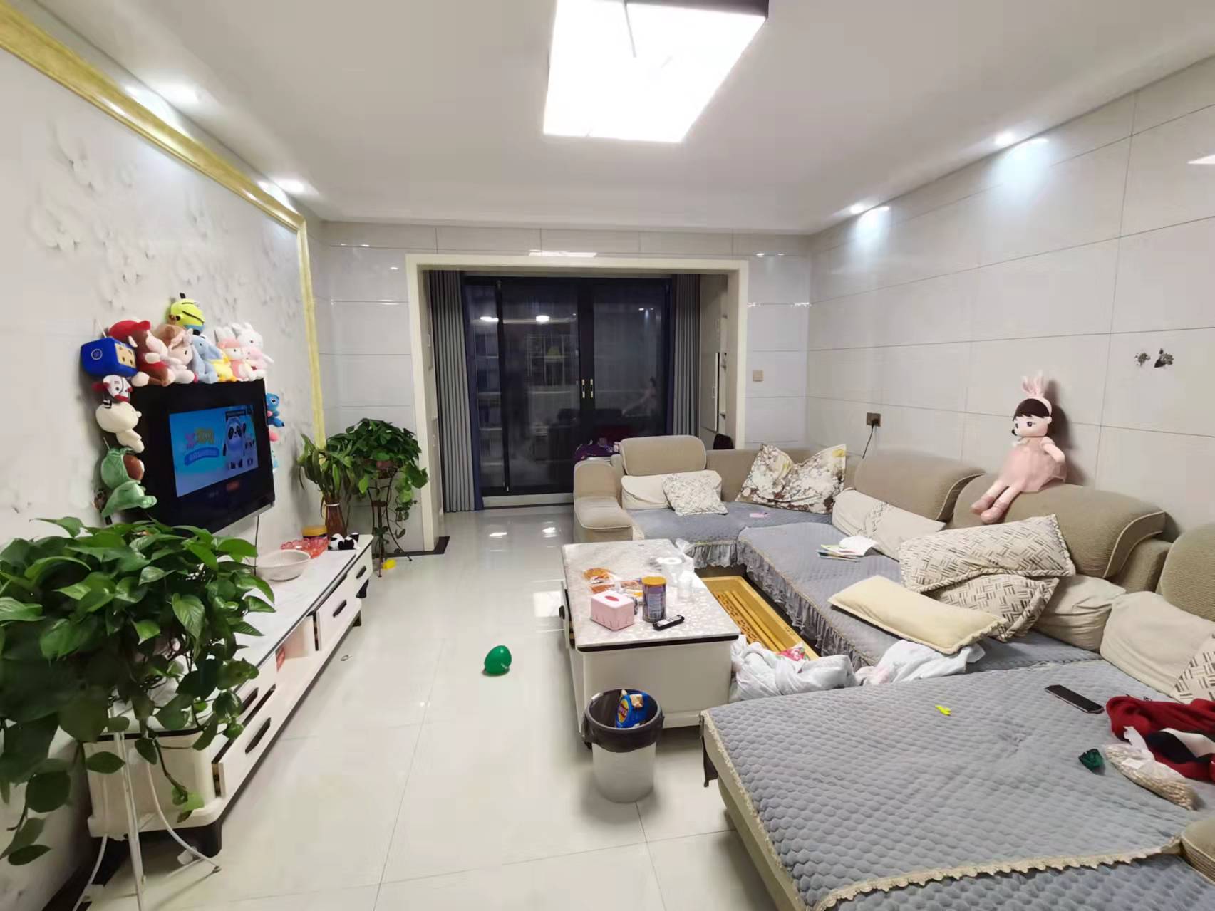 上善国际(翰林府) 2室2厅1卫 53.0万 上善国际(翰林府) 2室2厅1卫 53.0万客厅