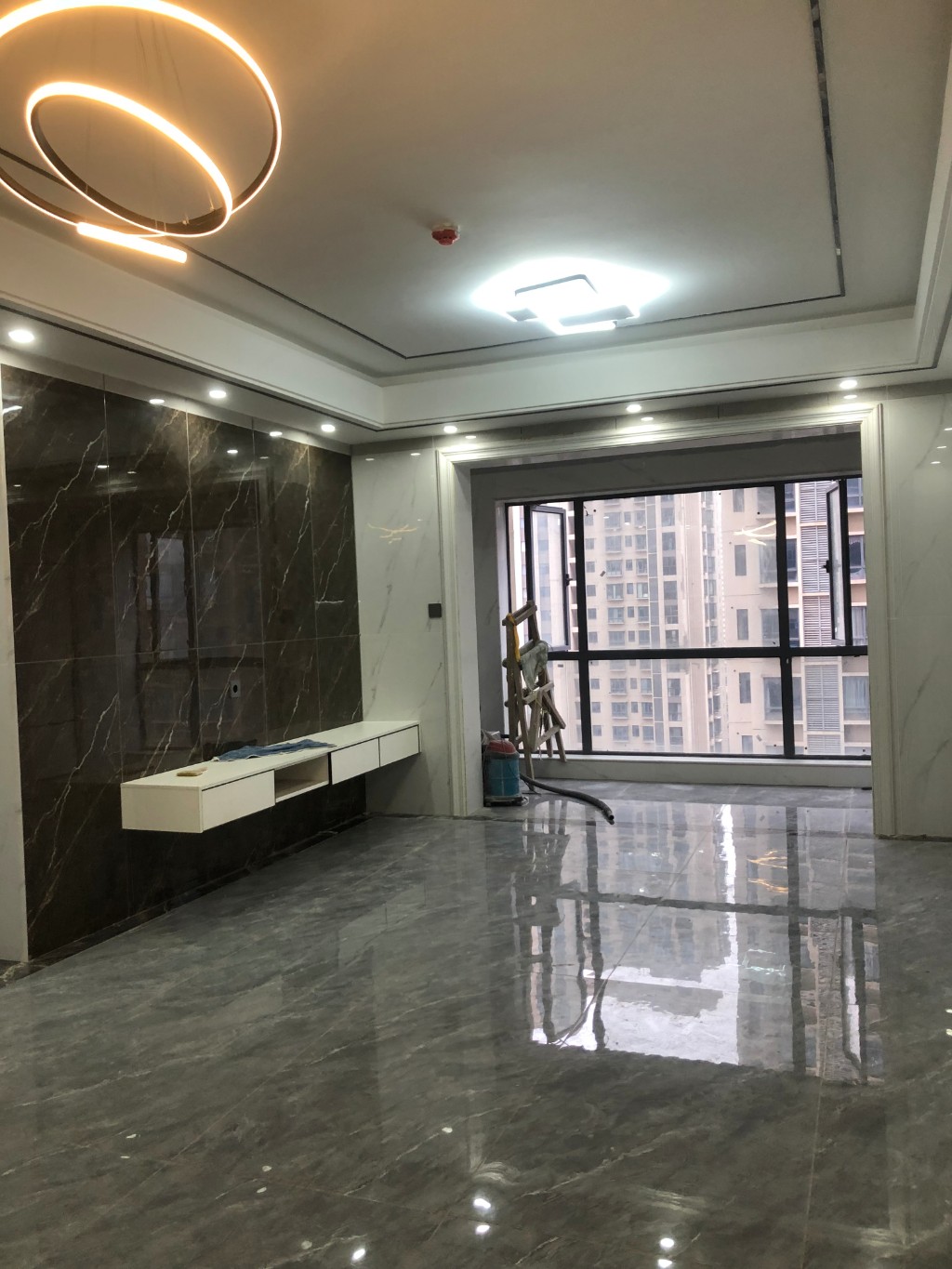 山水洲城华晨第一城 3室2厅2卫 90.0万 山水洲城华晨第一城 3室2厅2卫 90.0万客厅