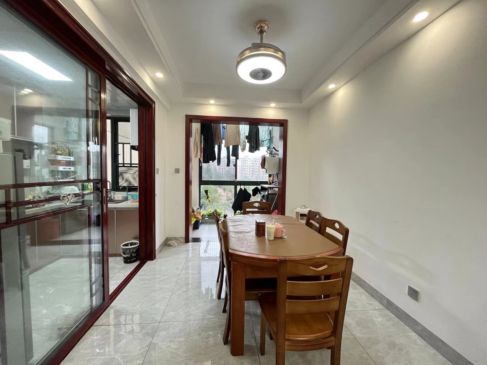 提香蓝岸 3室2厅2卫 85.0万 提香蓝岸 3室2厅2卫 85.0万客厅