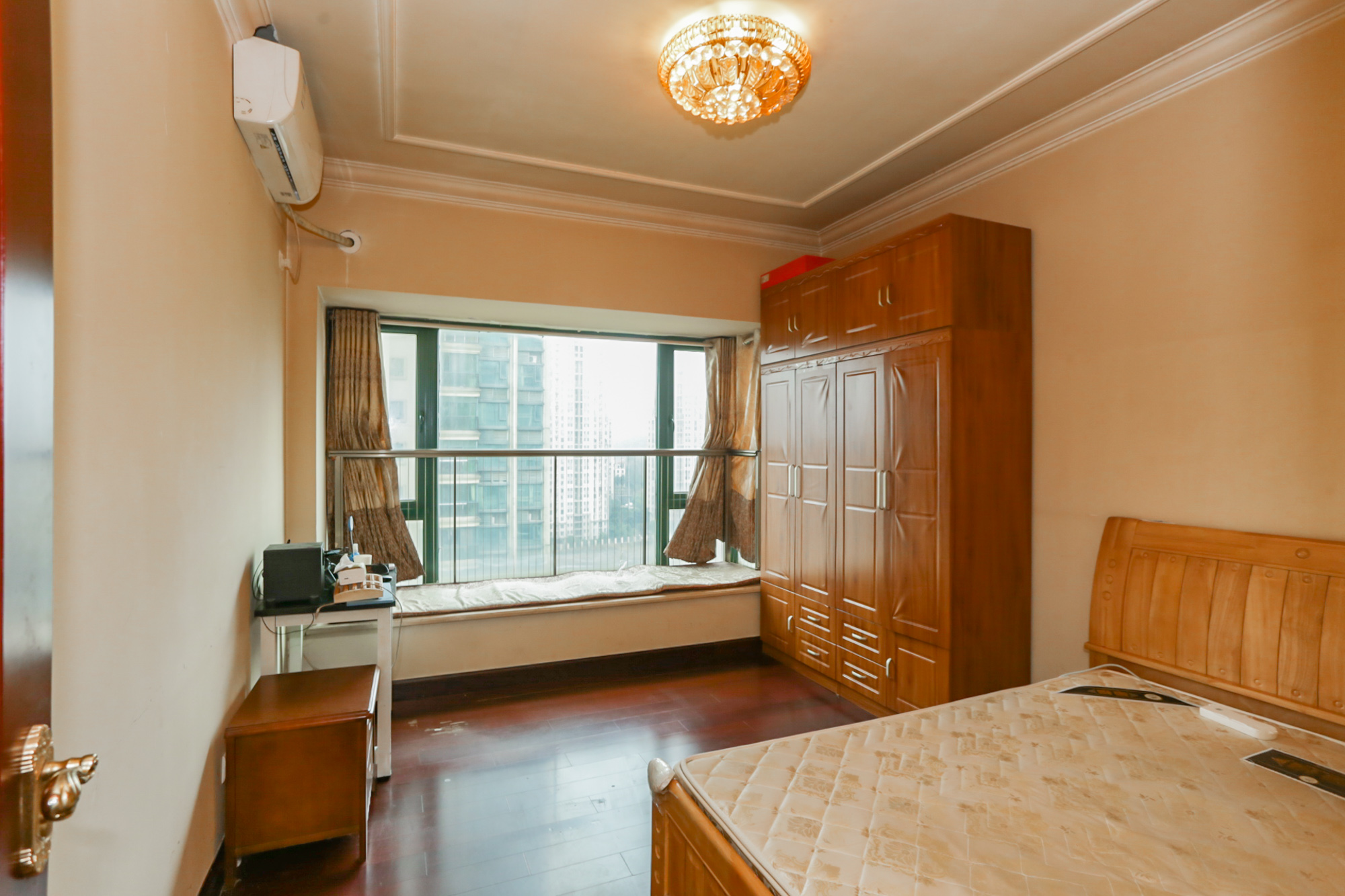 恒大华府  2室2厅1卫    175.0万卧室