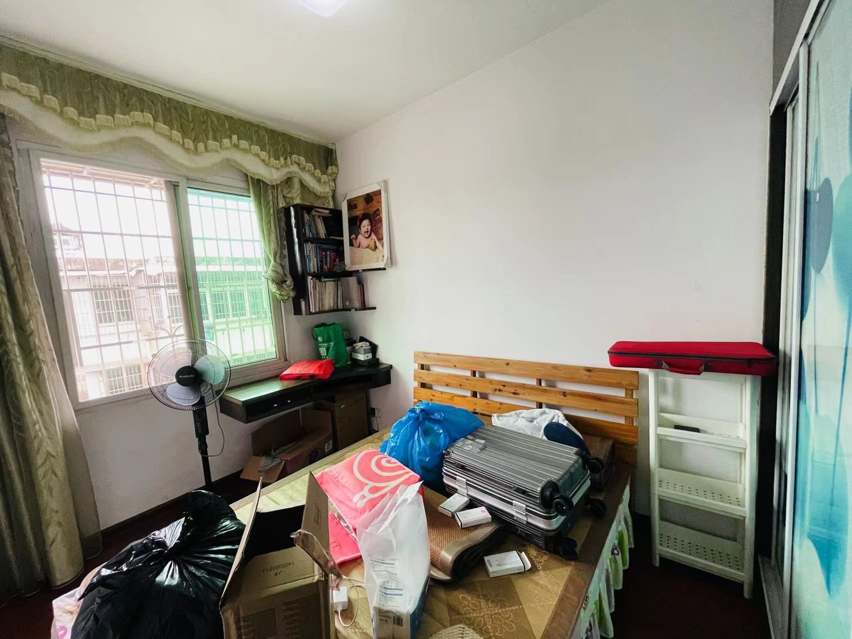 碧野华庭 3室2厅2卫 33.8万 碧野华庭 3室2厅2卫 33.8万客厅