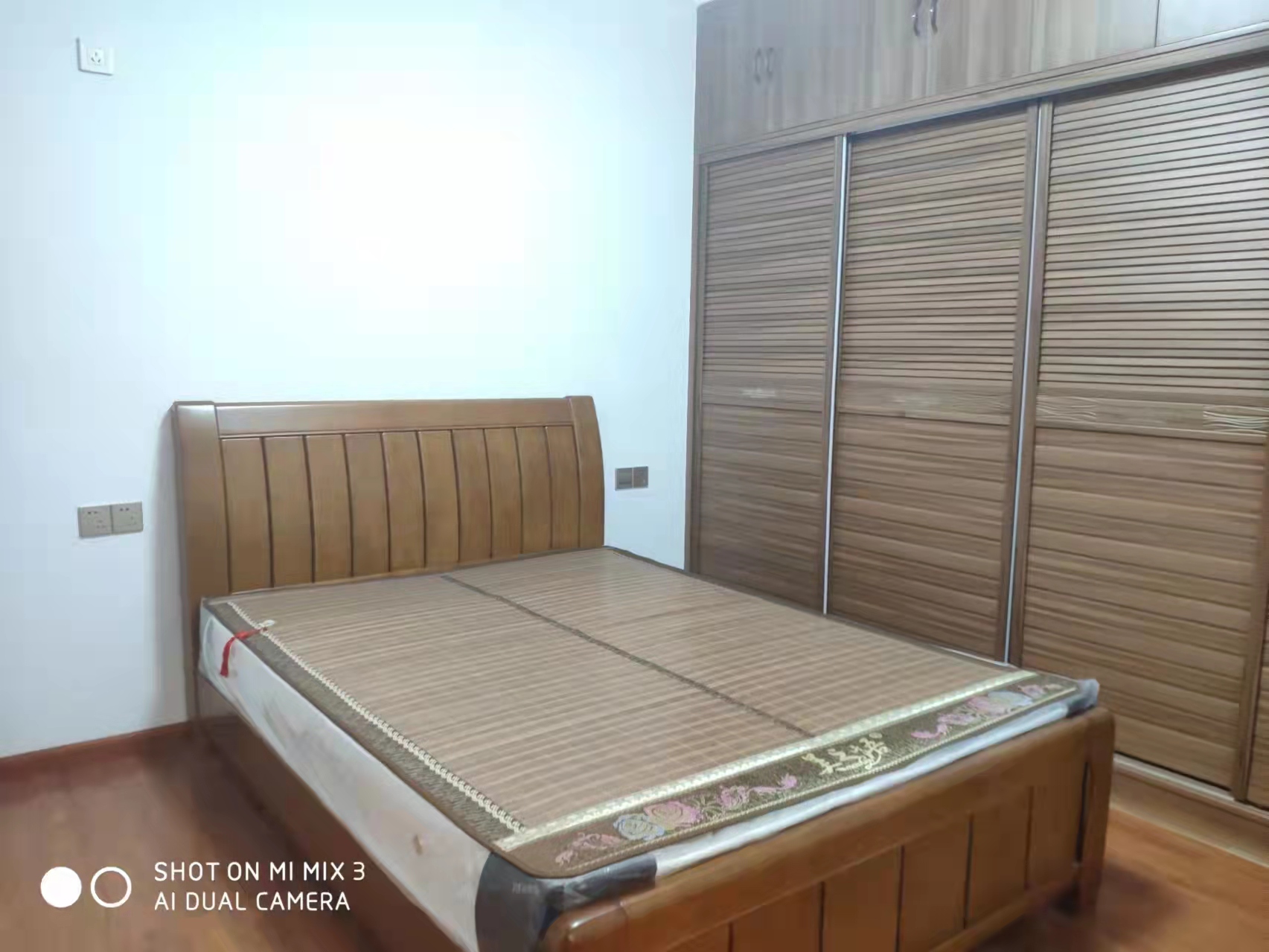 逸都花园 3室2厅1卫 65.0万 逸都花园 3室2厅1卫 65.0万客厅