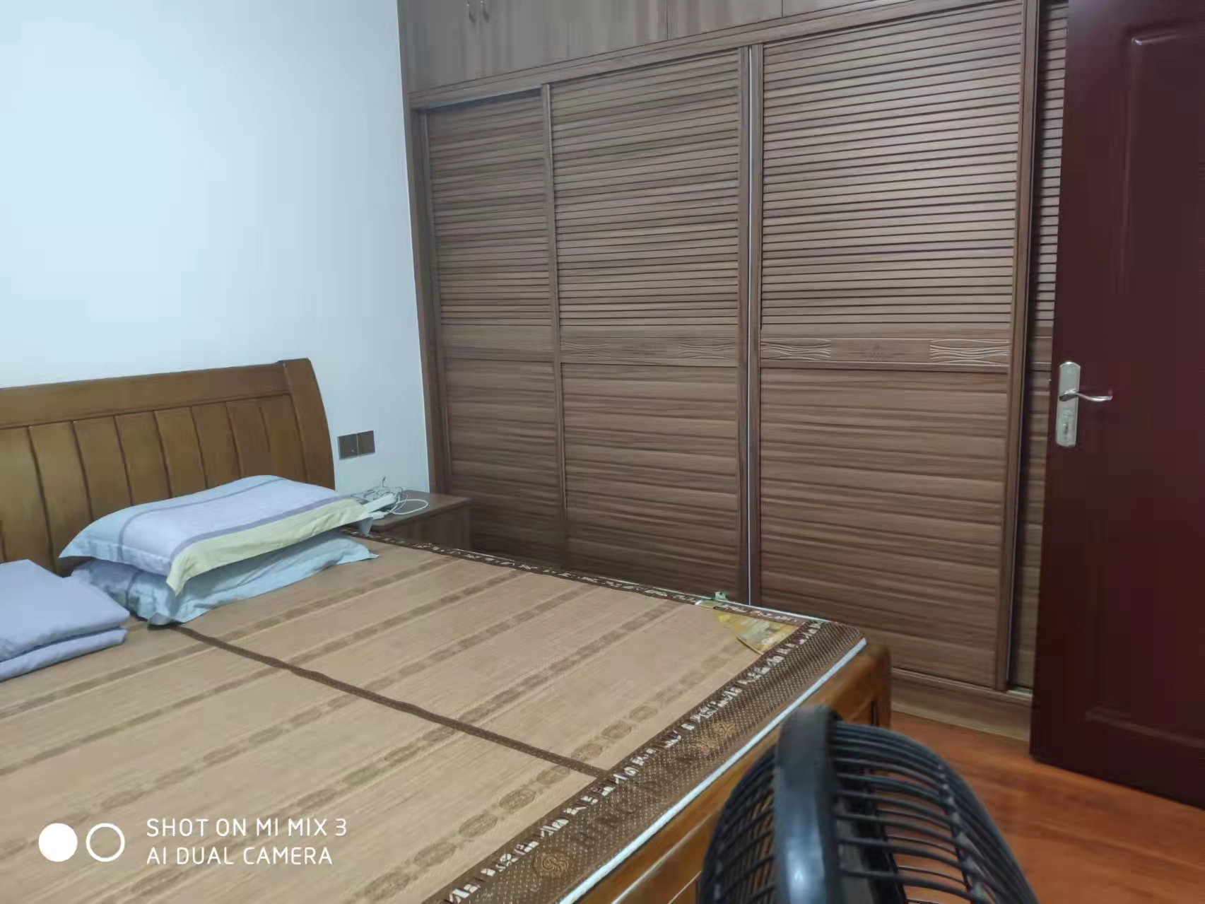 逸都花园 3室2厅1卫 65.0万 逸都花园 3室2厅1卫 65.0万客厅