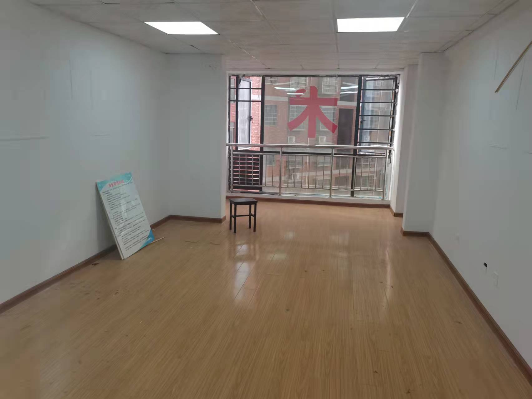 九圆大厦  1室1厅1卫    23.8万 九圆大厦  1室1厅1卫    23.8万卧室