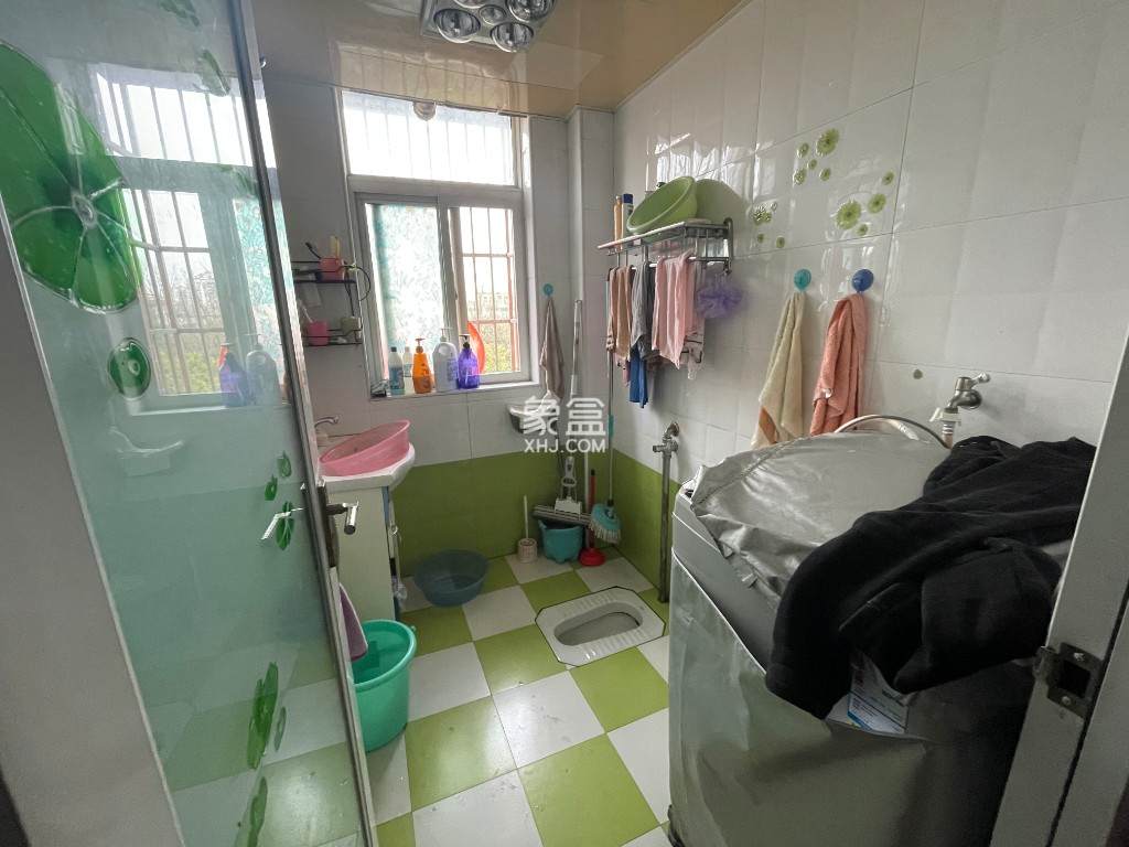 云峰阁二村 3室2厅1卫 39.5万 云峰阁二村 3室2厅1卫 39.5万客厅