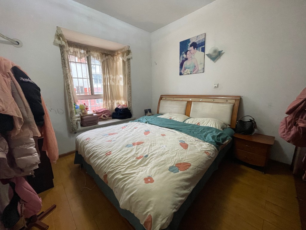 云峰阁二村 3室2厅1卫 39.5万 云峰阁二村 3室2厅1卫 39.5万客厅