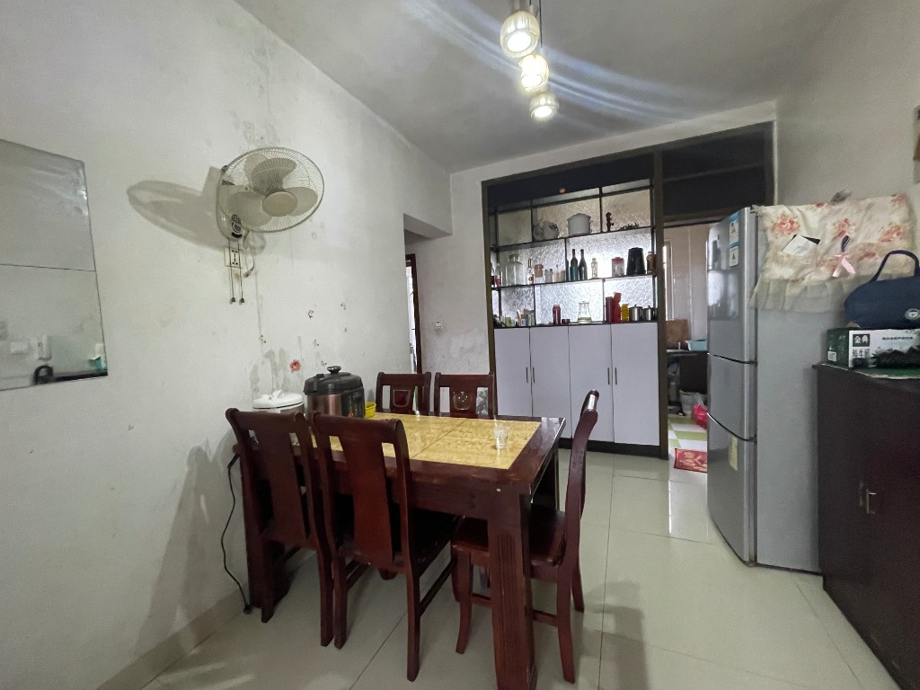 云峰阁二村 3室2厅1卫 39.5万 云峰阁二村 3室2厅1卫 39.5万客厅