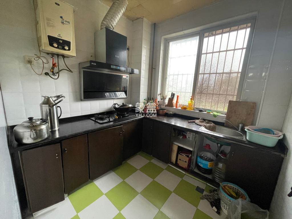 云峰阁二村 3室2厅1卫 39.5万 云峰阁二村 3室2厅1卫 39.5万客厅