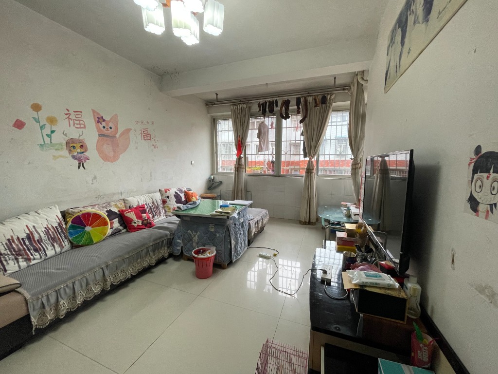 云峰阁二村 3室2厅1卫 39.5万 云峰阁二村 3室2厅1卫 39.5万客厅