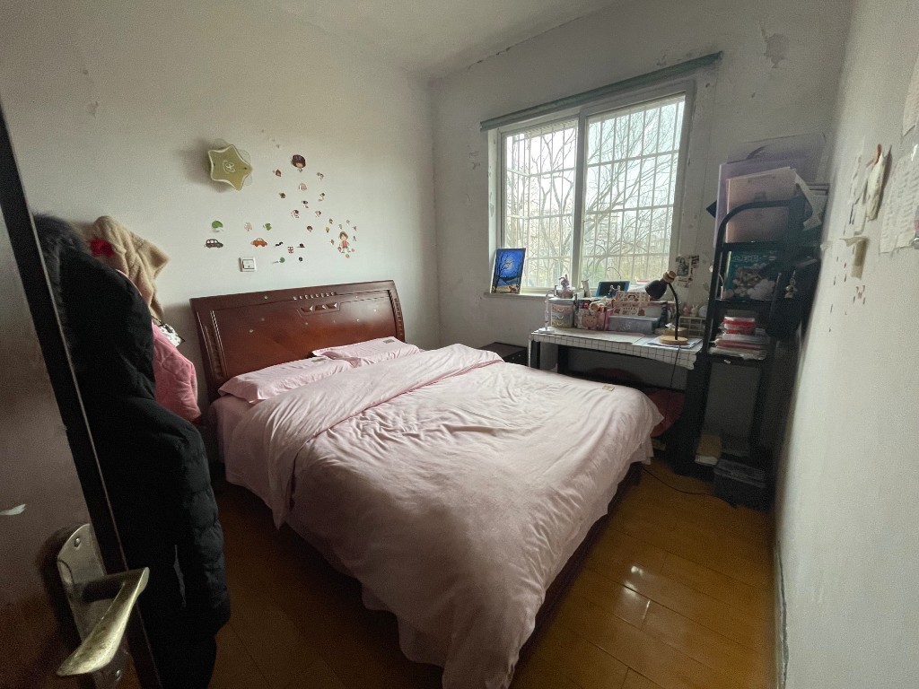 云峰阁二村 3室2厅1卫 39.5万 云峰阁二村 3室2厅1卫 39.5万客厅