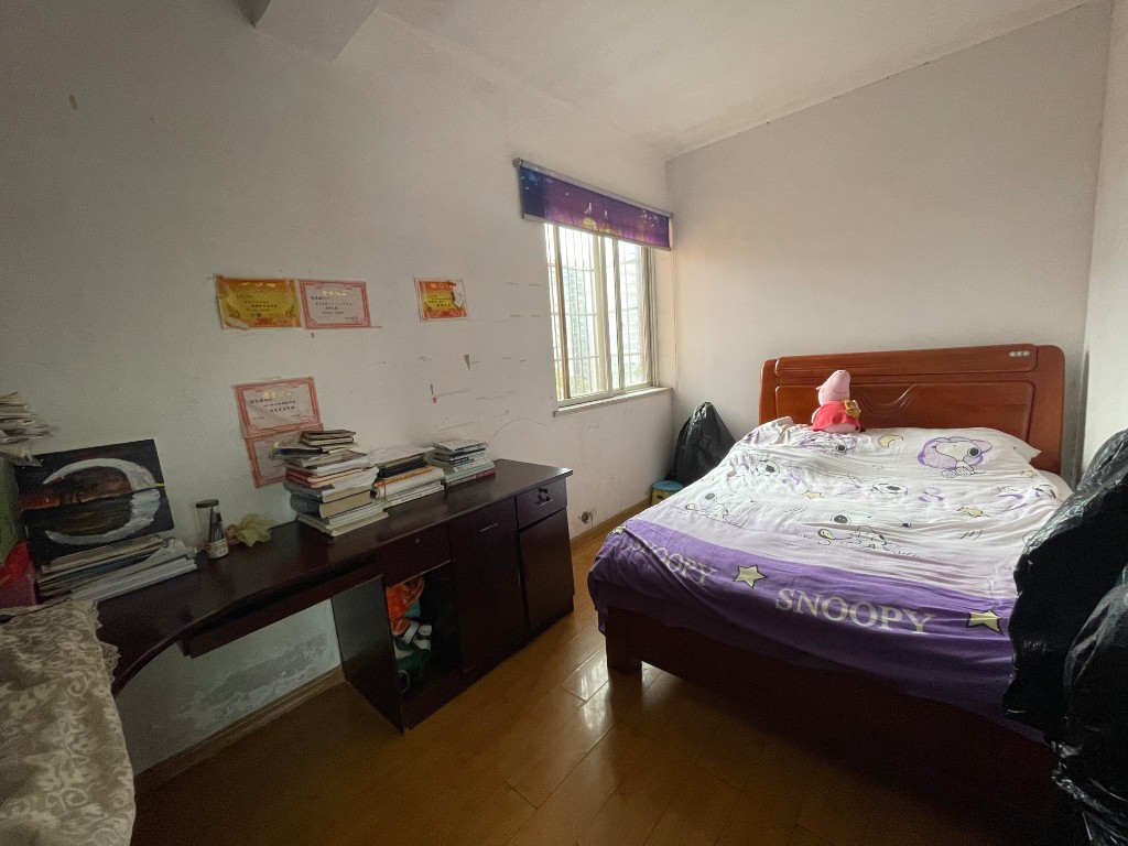 云峰阁二村 3室2厅1卫 39.5万 云峰阁二村 3室2厅1卫 39.5万客厅