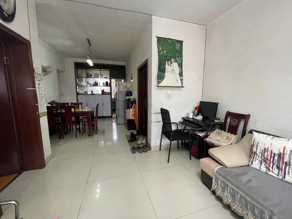 云峰阁二村 3室2厅1卫 39.5万 云峰阁二村 3室2厅1卫 39.5万客厅