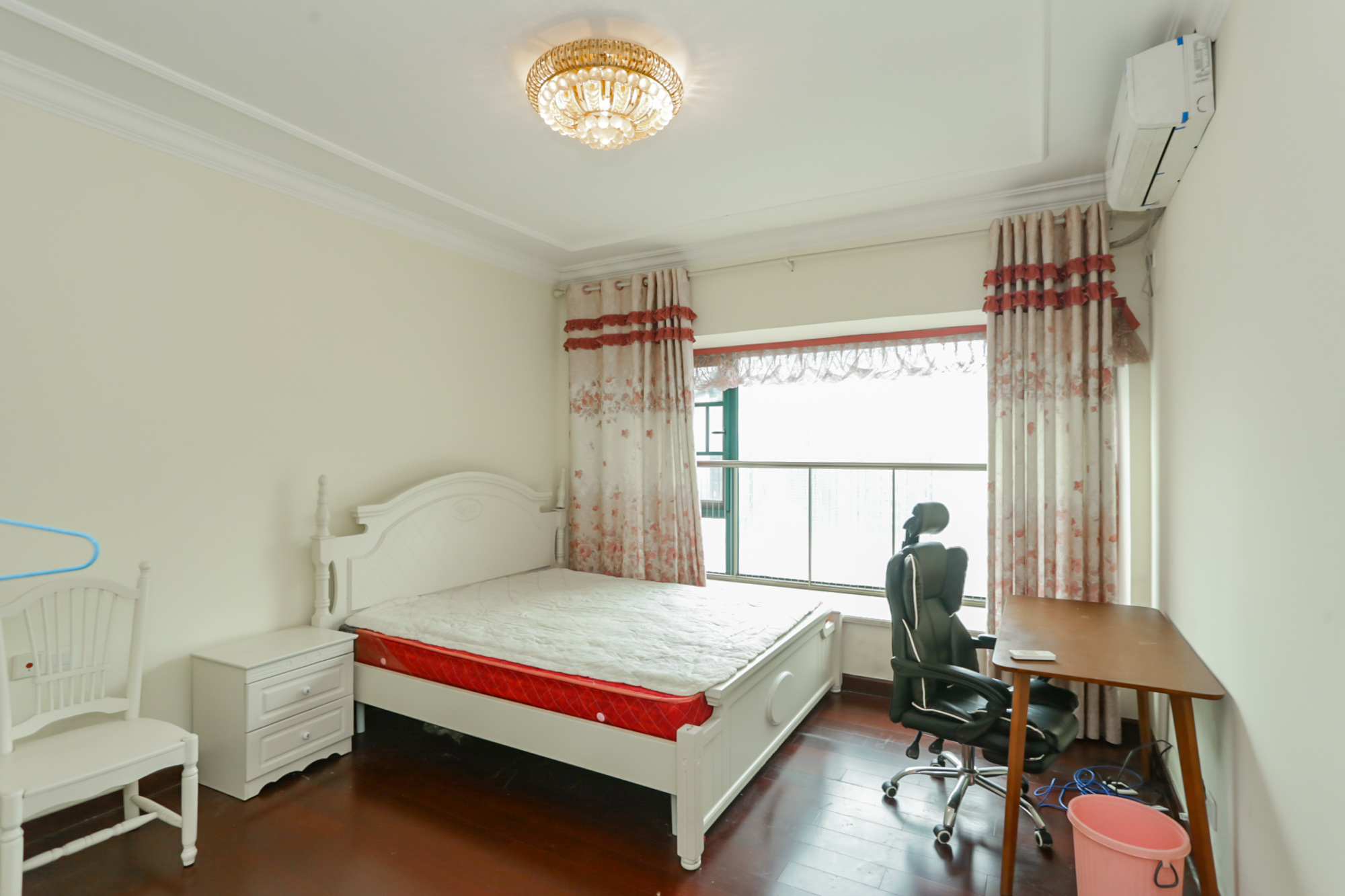 恒大华府  3室2厅1卫    201.0万卧室