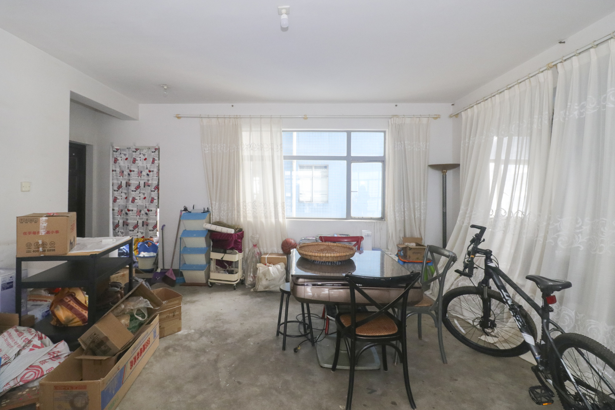 沁園春  4室2廳2衛(wèi)    203.0萬客廳