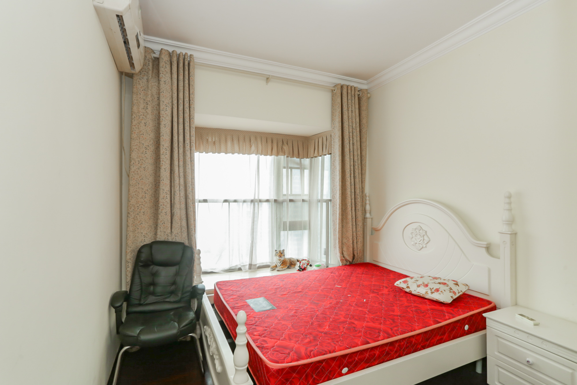 恒大华府  3室2厅1卫    201.0万卧室